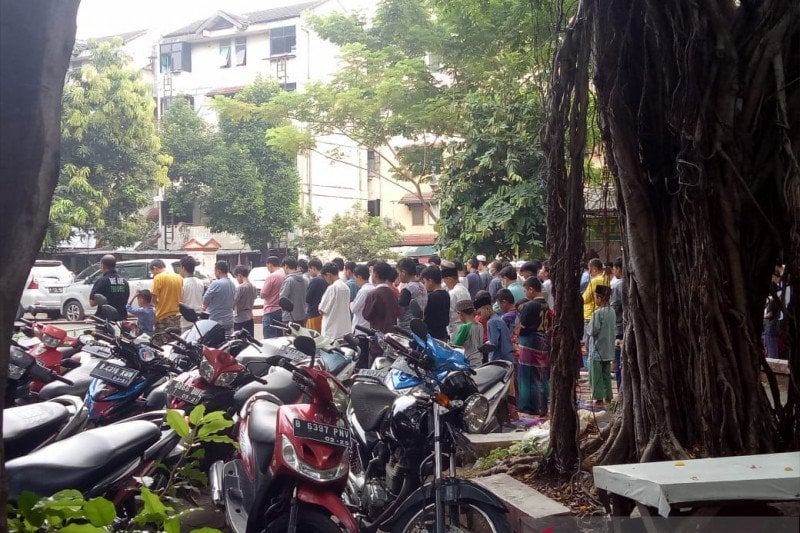 Salat jumat di RW 11 Kebon Kosong, Kecamatan Kemayoran, Jakarta Pusat, di tengah larangan beribadah bersama di tempat ibadah 