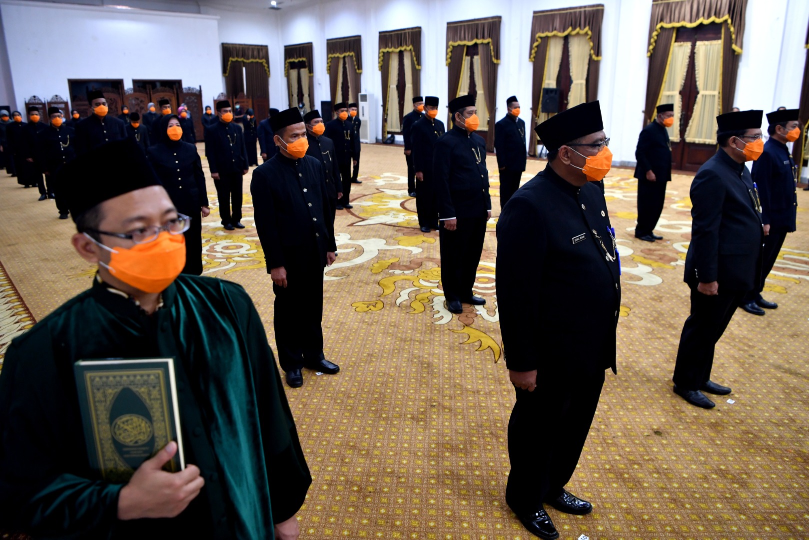 Sejumlah Aparatur Sipil Negara eselon III dan IV mengikuti pengambilan sumpah jabatan di Gedung Negara Grahadi, Surabaya pada 27/3 lalu