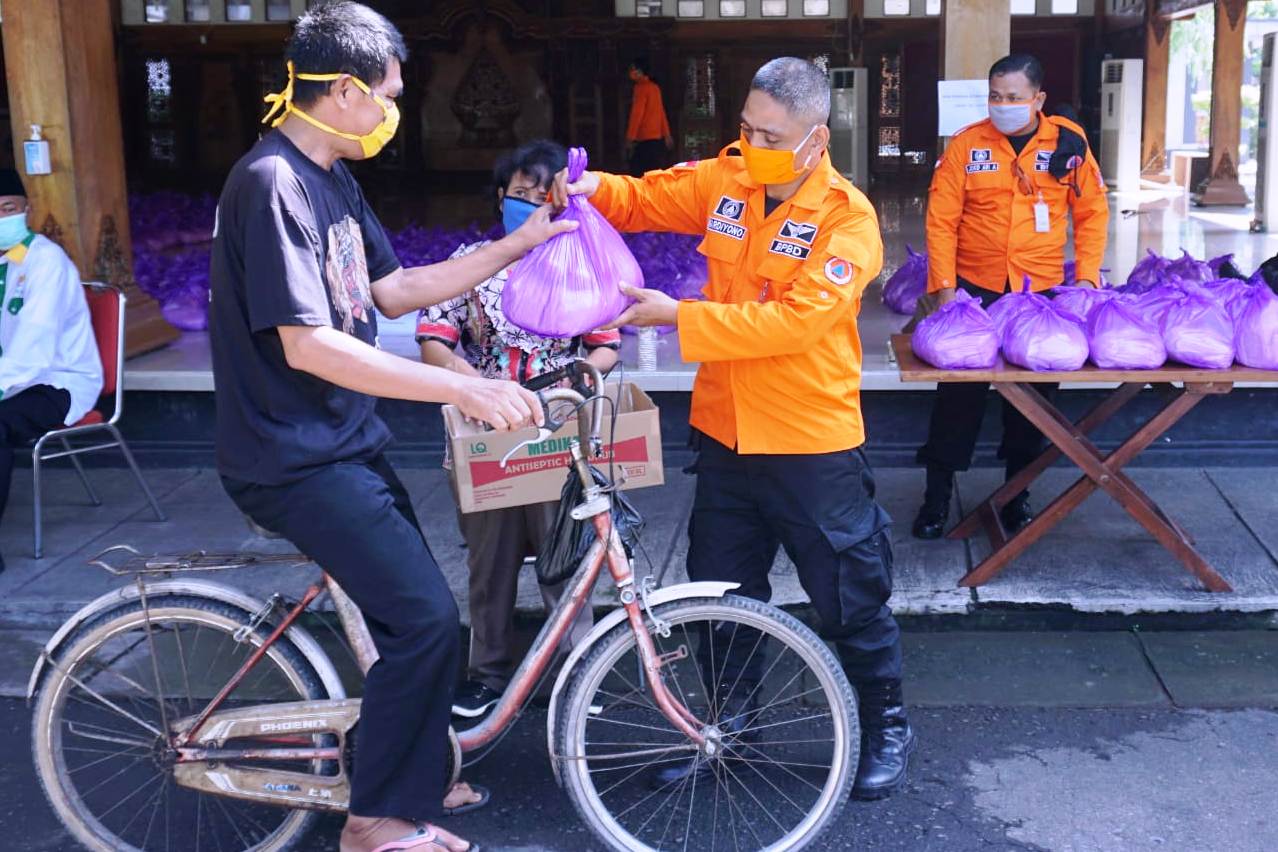 Warga gotong royong bantu terdampak korona.