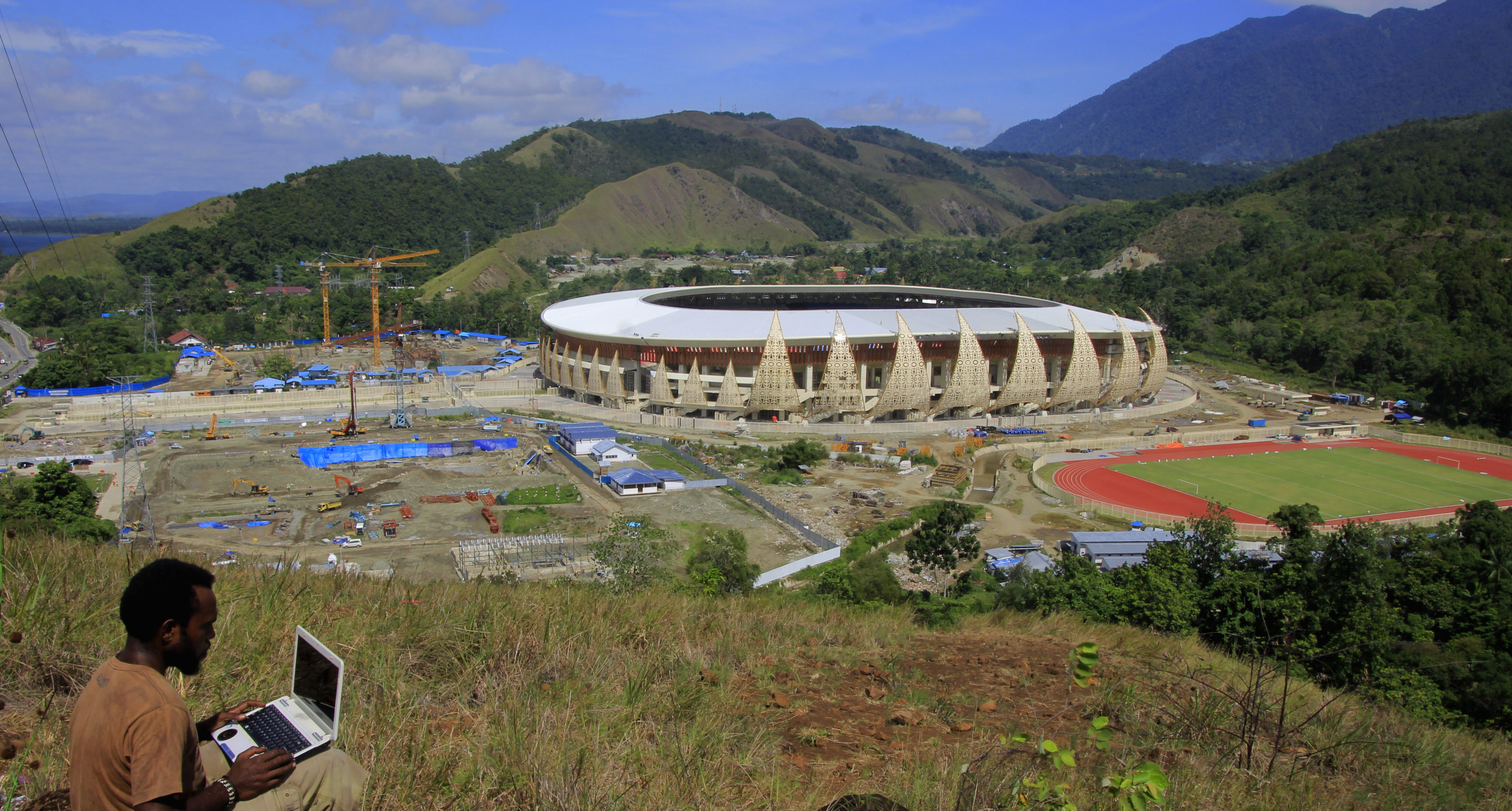 Kompleks Stadion Papua Bangkit di Distrik Sentani Timur, Kabupaten Jayapura, Papua, dipersiapkan untuk perhelatan PON 2020. 