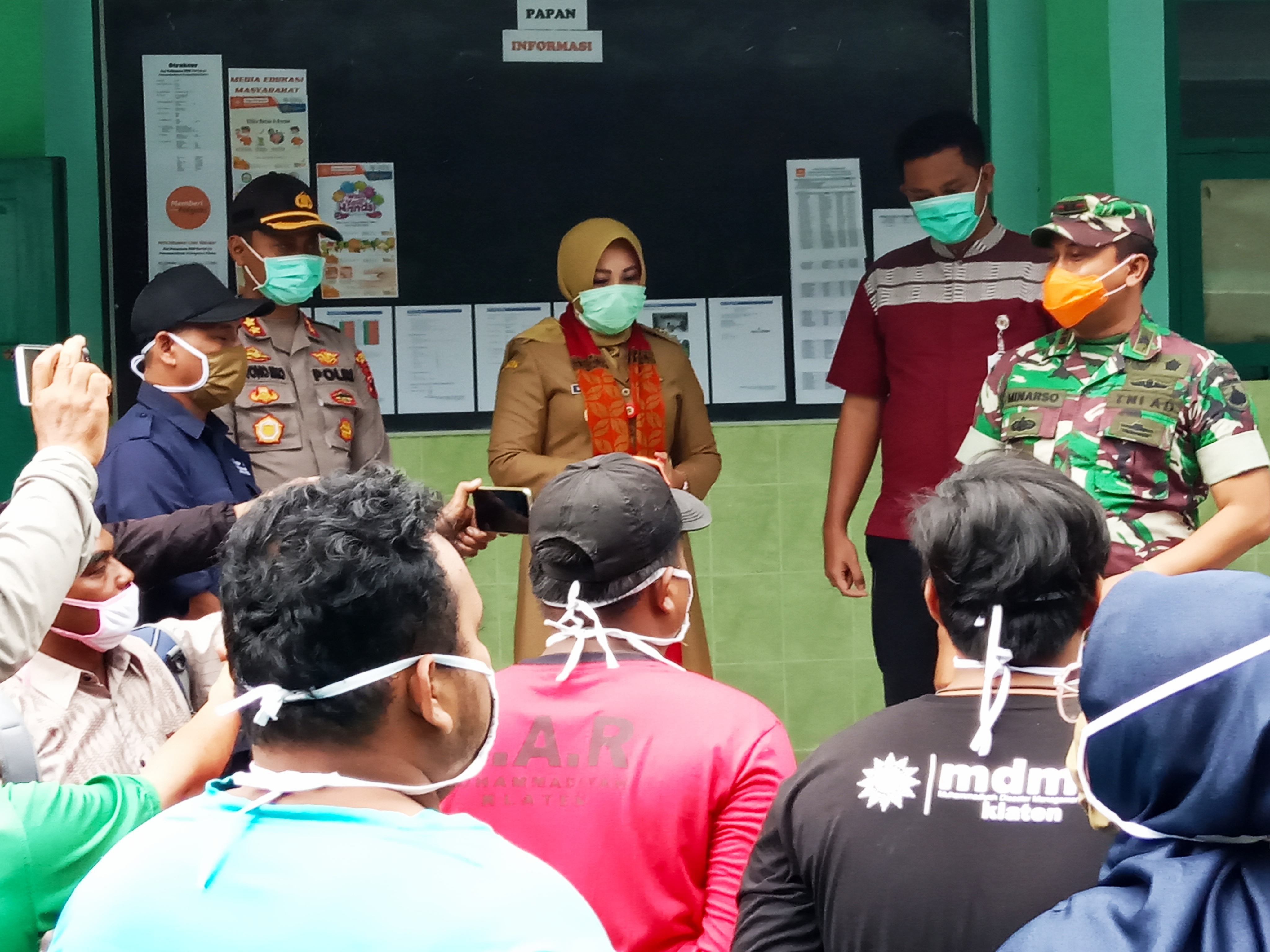 Bupati Sri Mulyani didampingi Ketua DPRD, Dandim, dan Kapolres saat meninjau Posyan PDB Covid-19 Muhammadiyah Klaten, Senin (6/4).