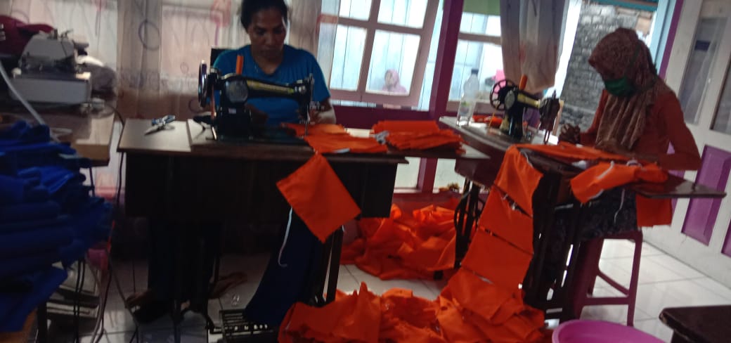 Penyandang disabilitas di Kota Ternate membuat masker untuk dibagikan ke masyarakat, Minggu (12/4/2020).