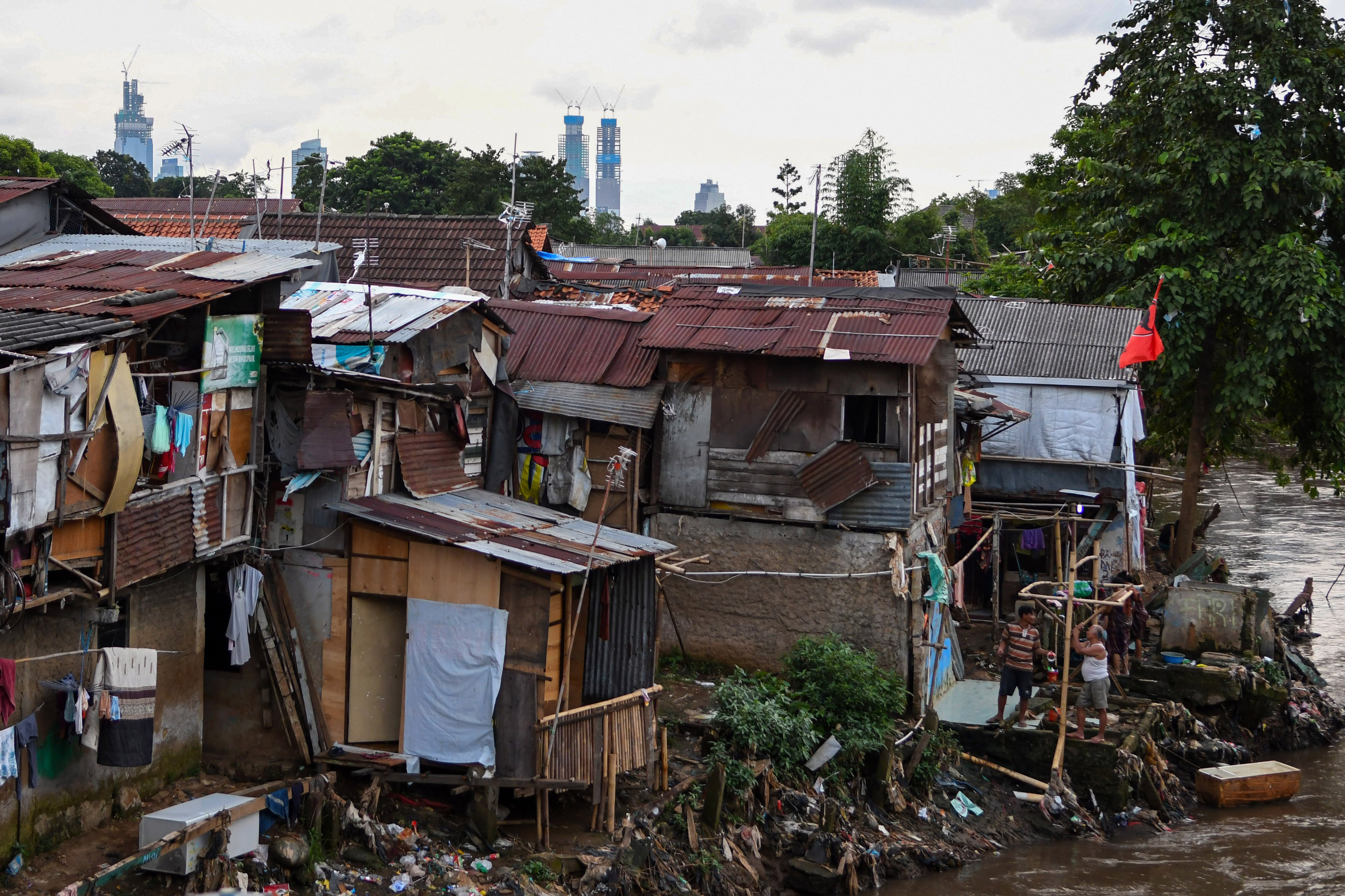 Warga beraktivitas di permukiman bantaran sungai Ciliwung, Manggarai, Jakarta, kemarin.