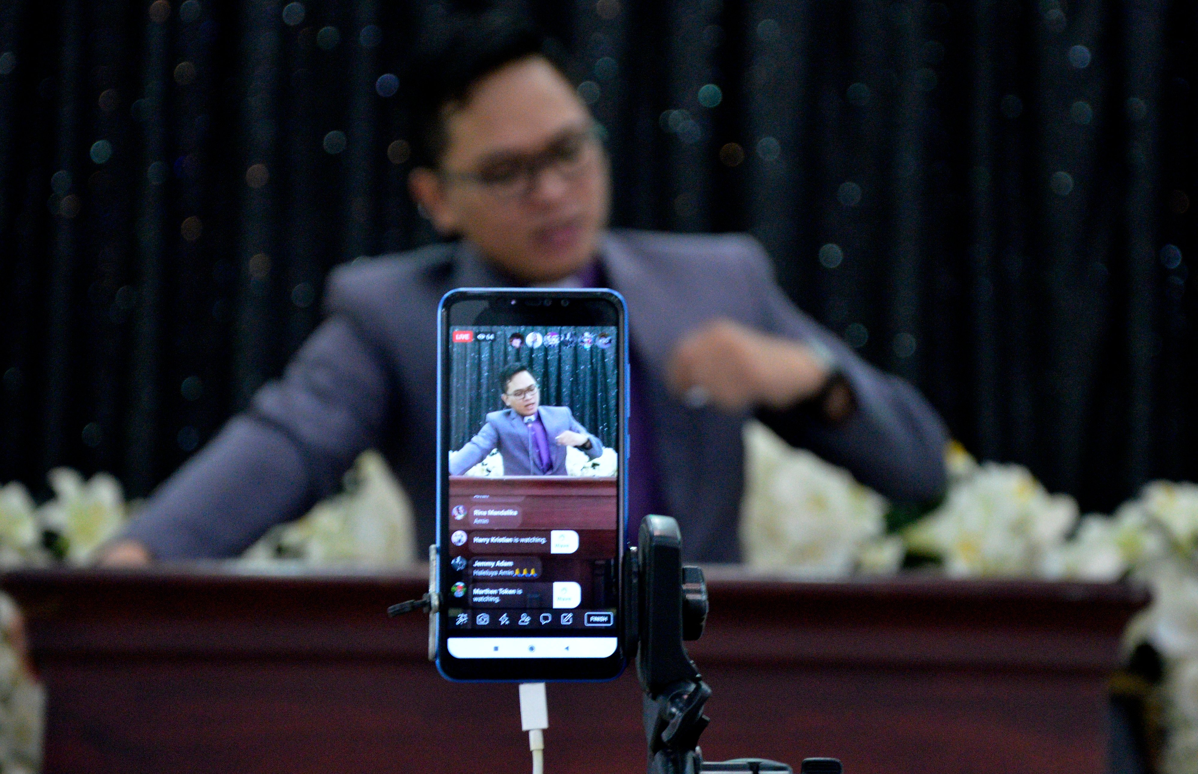 Ilustrasi--Pendeta membawakan khotbah dengan layanan 