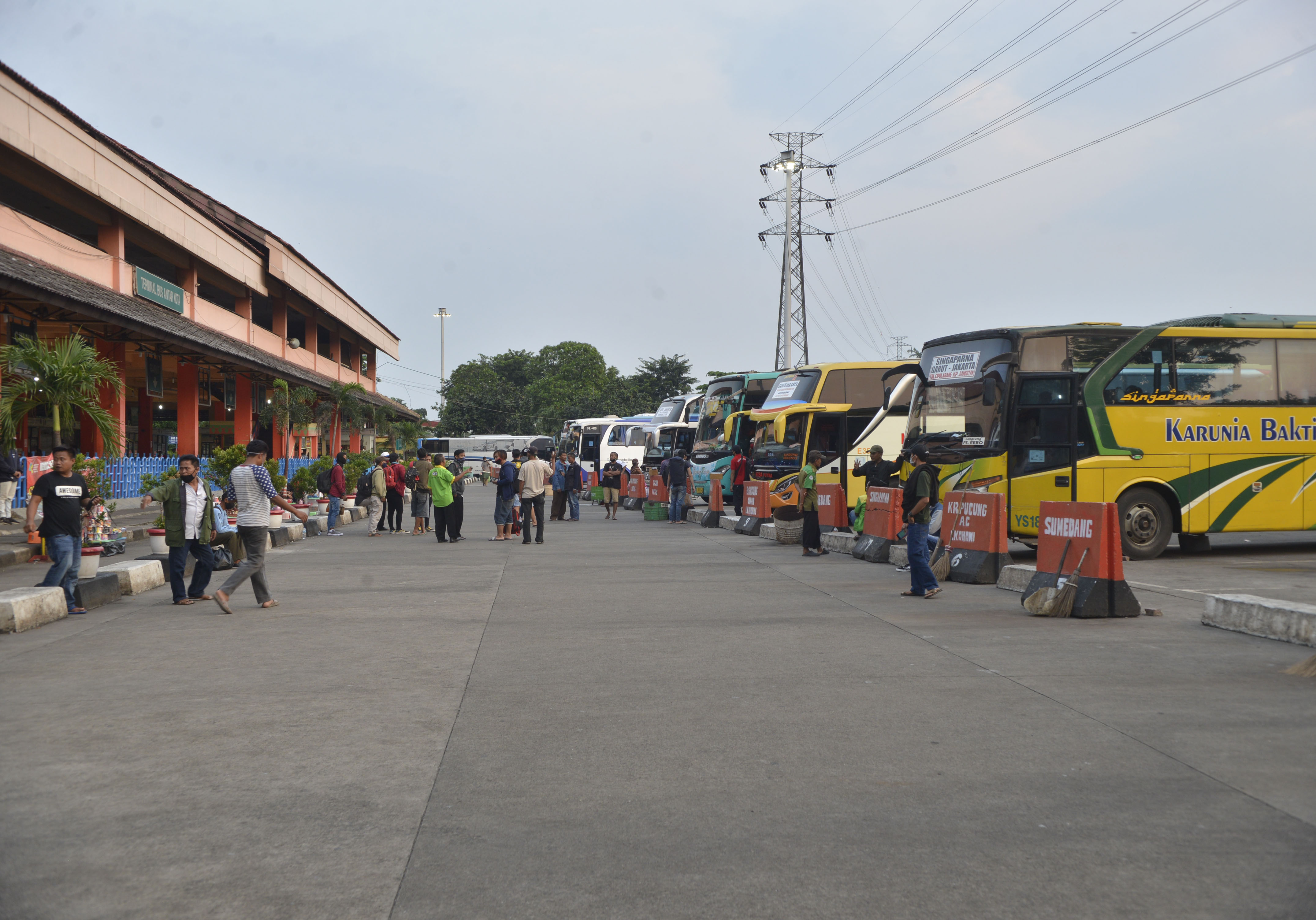 Suasana pengunjung penguna angkutan Bus Antar Kota Provinsi (AKAP) di Terminal Kampung Rambutan Jakarta Timur, Rabu (22/4).