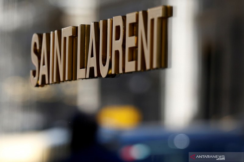 Saint Laurent Mundur dari Paris Fashion Week