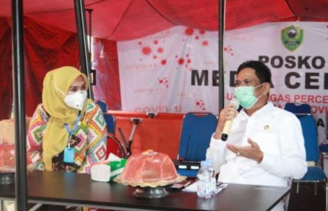 Andi Ina Kartika Sari (kiri), Ketua DPRD Sulsel dan Bupati Barru, Suardi Saleh. 