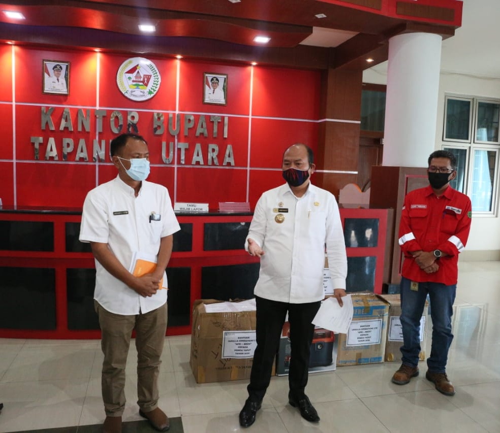 Bupati Tapanuli Utara Drs. Nikson Nababan M.Si (tengah)