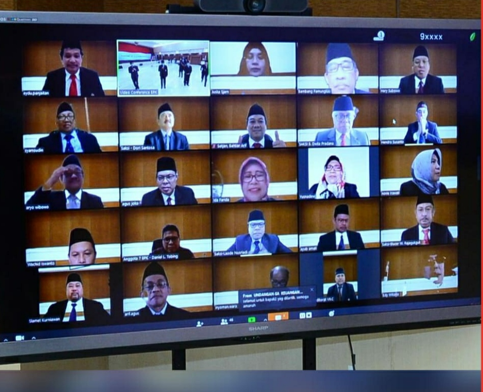 Pejabat BPK menyaksikan pelantikan secara virtual.