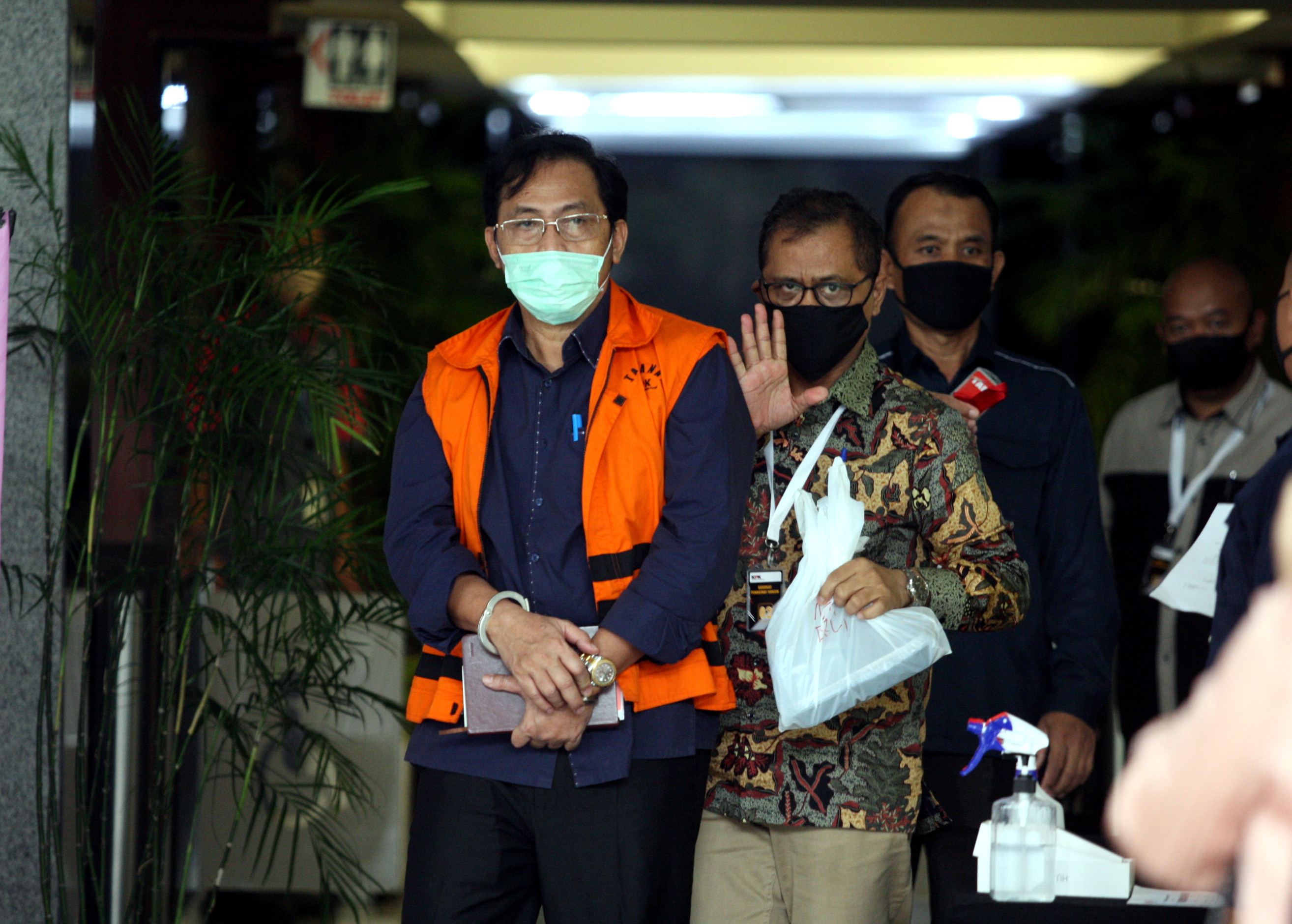 Gubernur Kepri (nonaktif) Nurdin Basirun divonis 4 tahun penjara serta denda Rp 200 juta subsider 3 bulan kurungan, Kamis (9/4)..