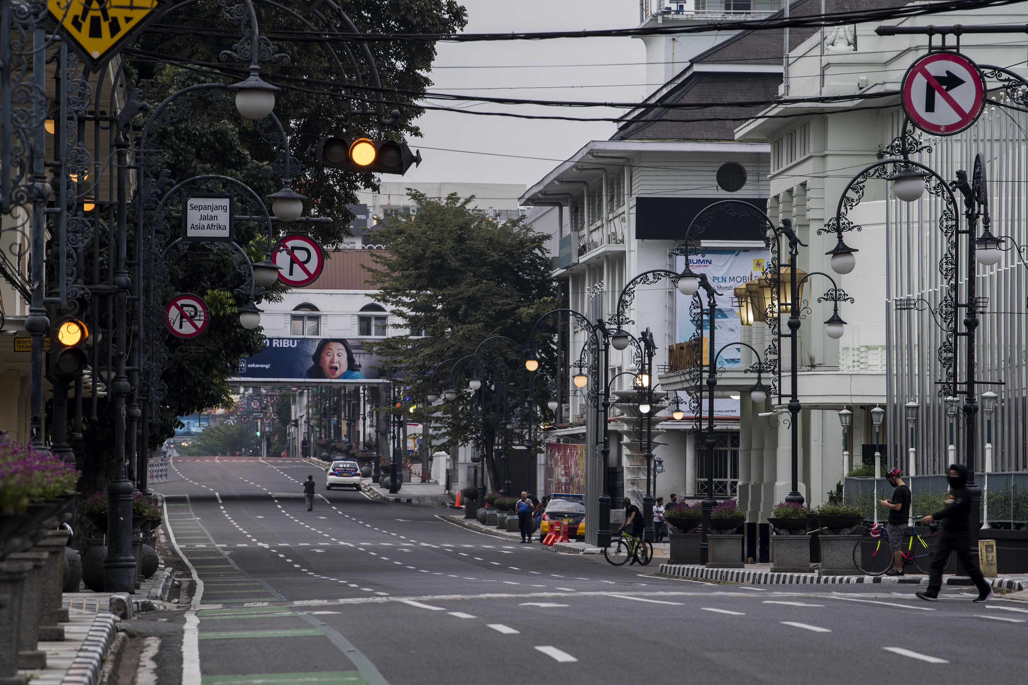 Suasana penutupan Jalan Asia Afrika di Bandung pada (18/4) sebelum penerapan PSBB
