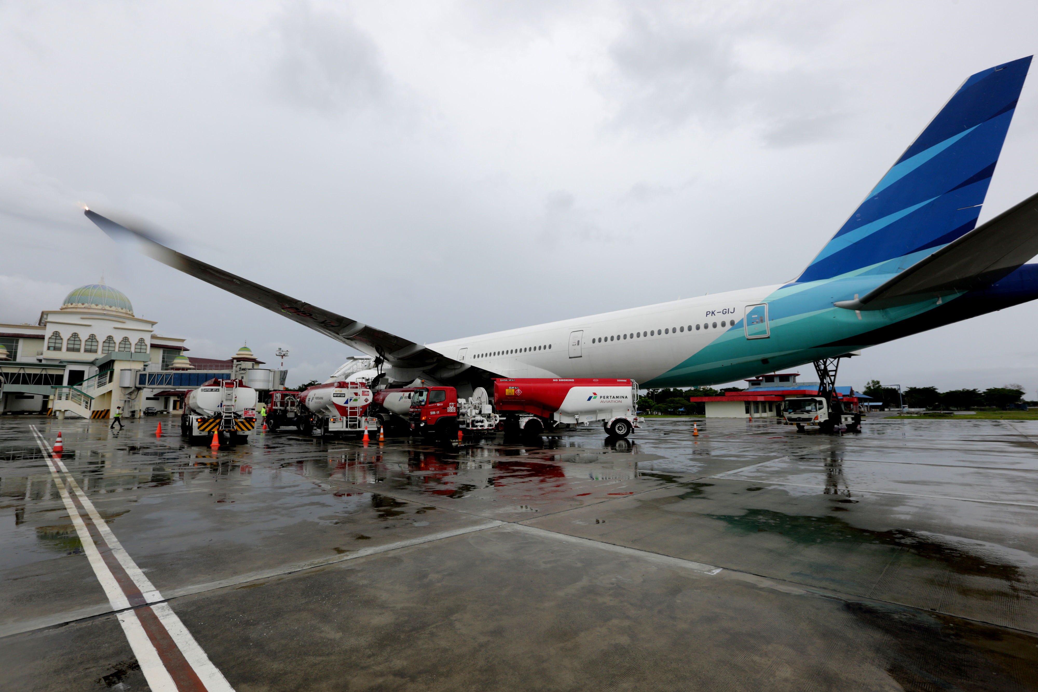  Petugas mengisi bahan bakar avtur ke pesawat Boing 777 Garuda Indonesia di Bandara Sultan Iskandar Muda Aceh.