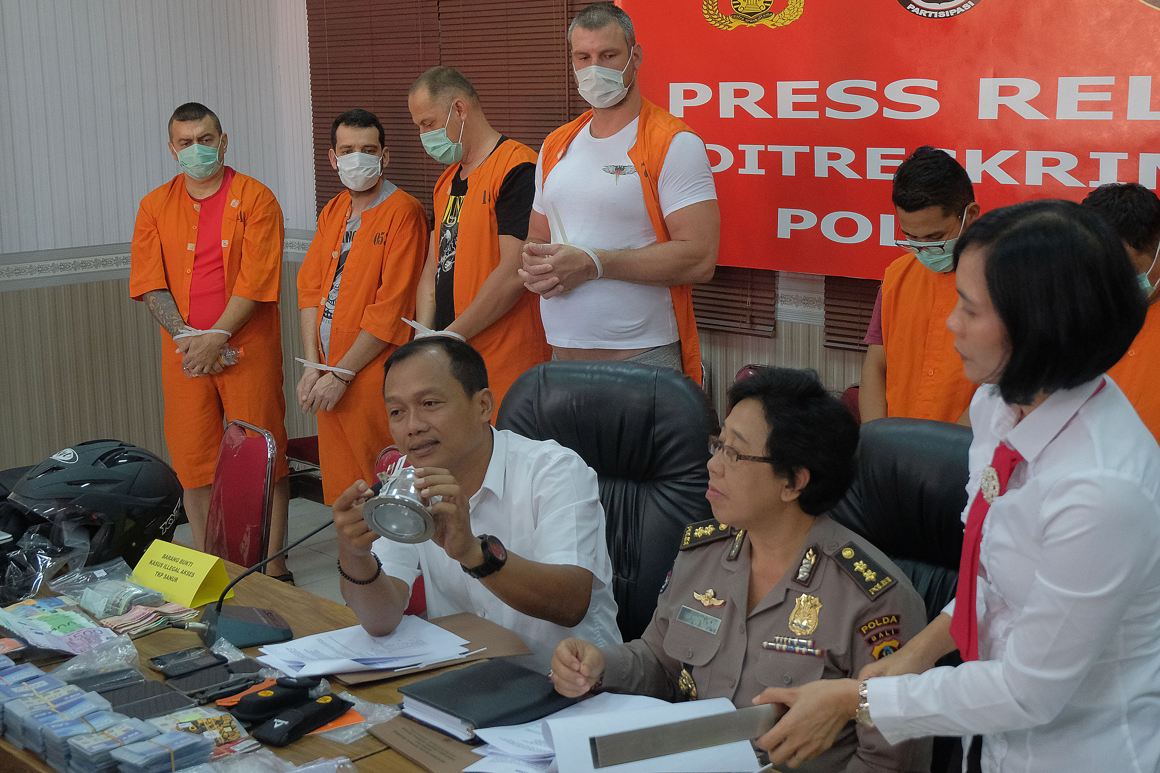 Polisi menangkap keempat warga negara Bulgaria tersebut karena merupakan komplotan pembobol ATM 