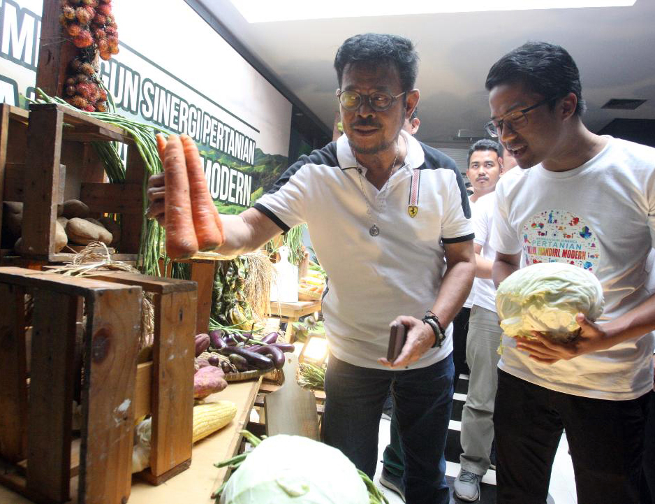 Menteri Pertanian Syahrul Yasin Limpo menyaksikan produk pertanian dari petani muda (milenial),  di Gedung Kementan, Jakarta, (31/01/20).
