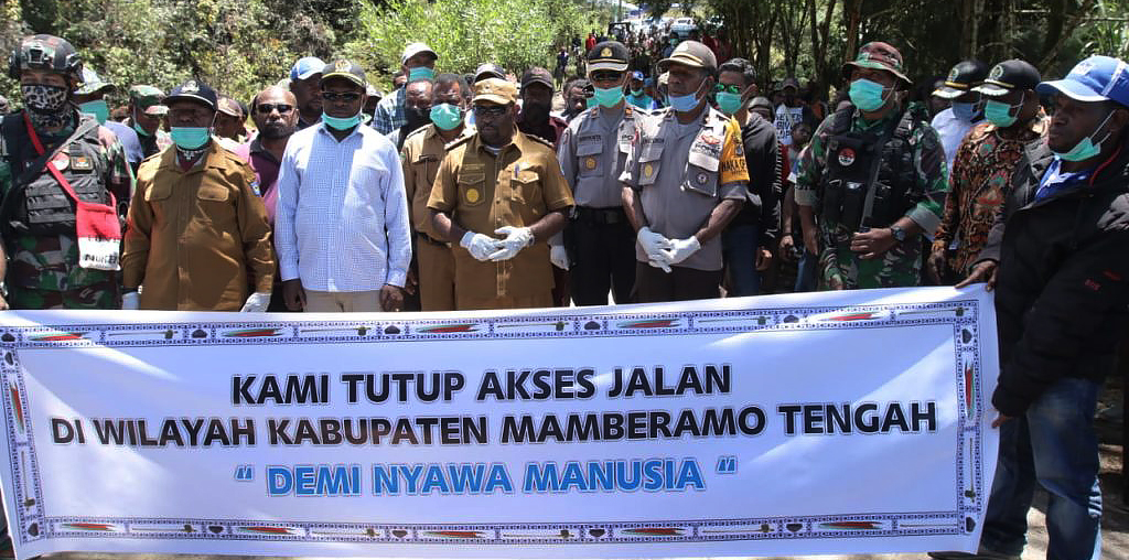 Aksi penutupan jalan sebagai upaya pencegahan penularan covid-19 di Kabupaten Membramo Papua.