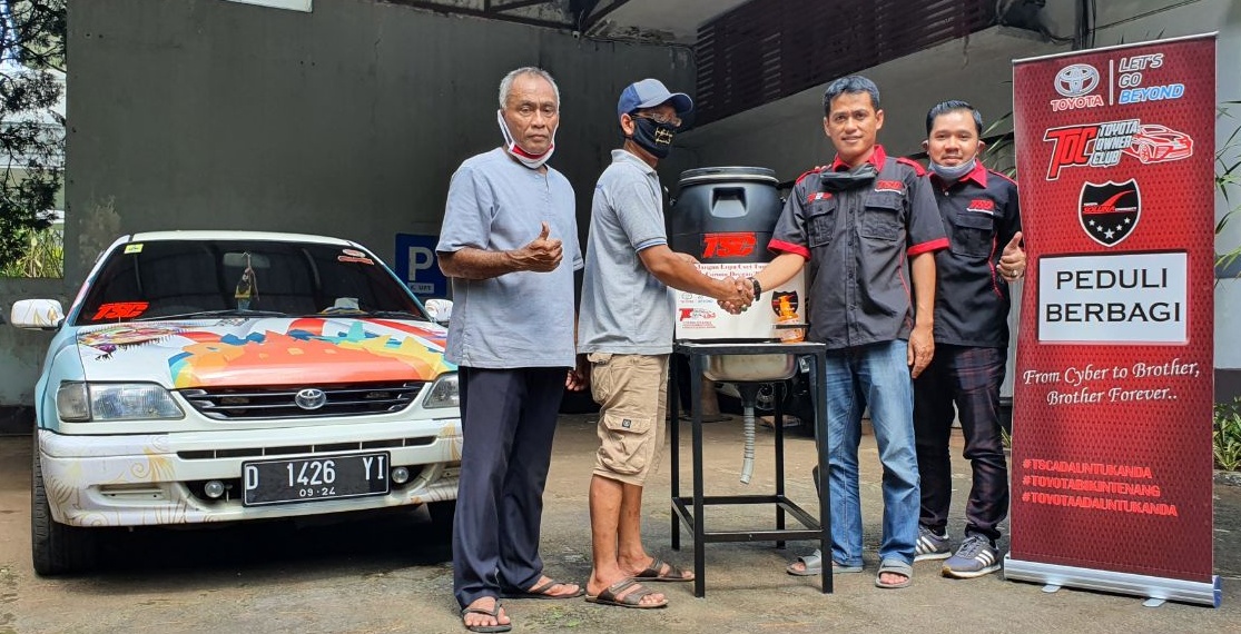 Toyota Soluna Community (TSC) melakukan kegiatan sosial dengan berbagi ke sesama. 