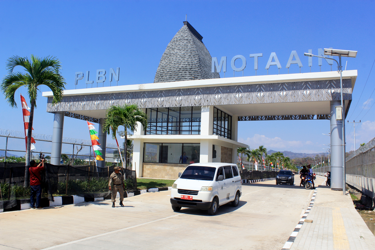 Kendaraan melintas di Pos Lintas Batas Negaran Motaain, Kabupaten Belu, Nusa Tenggara Timur, dengan Timor Leste