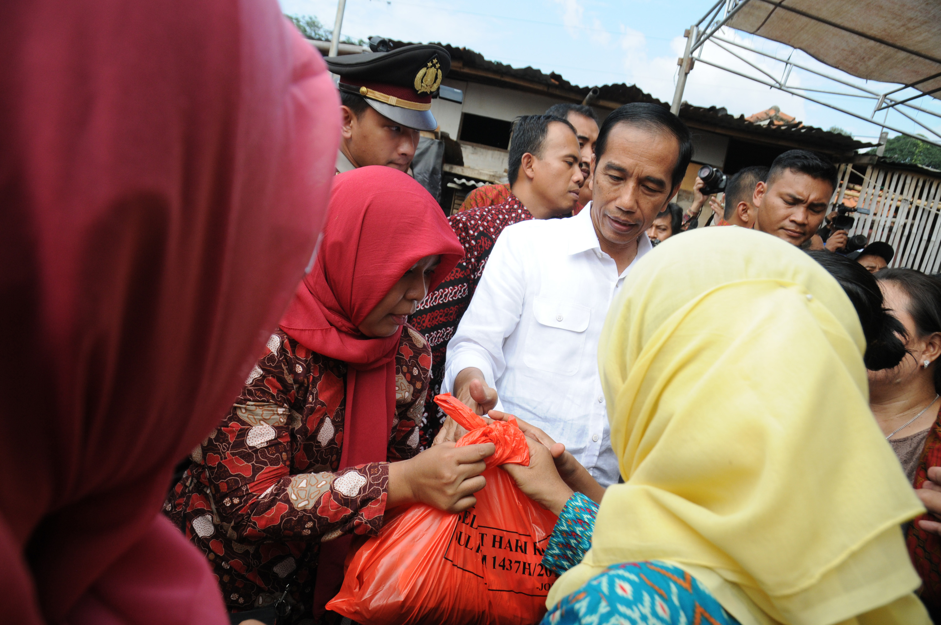 Presiden Joko Widodo bagikan sembako