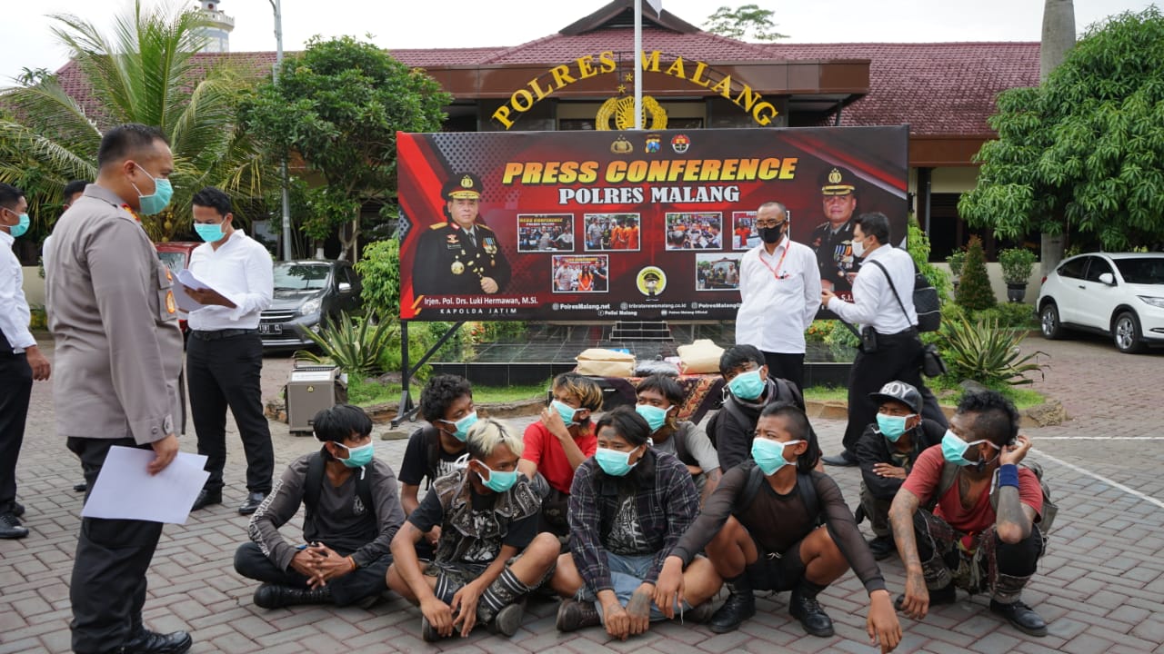 epala Polres Malang, Jawa Timur, Ajun Komisaris Besar Hendri Umar merilis kasus tindak pidana vandalisme menghasut di muka umum