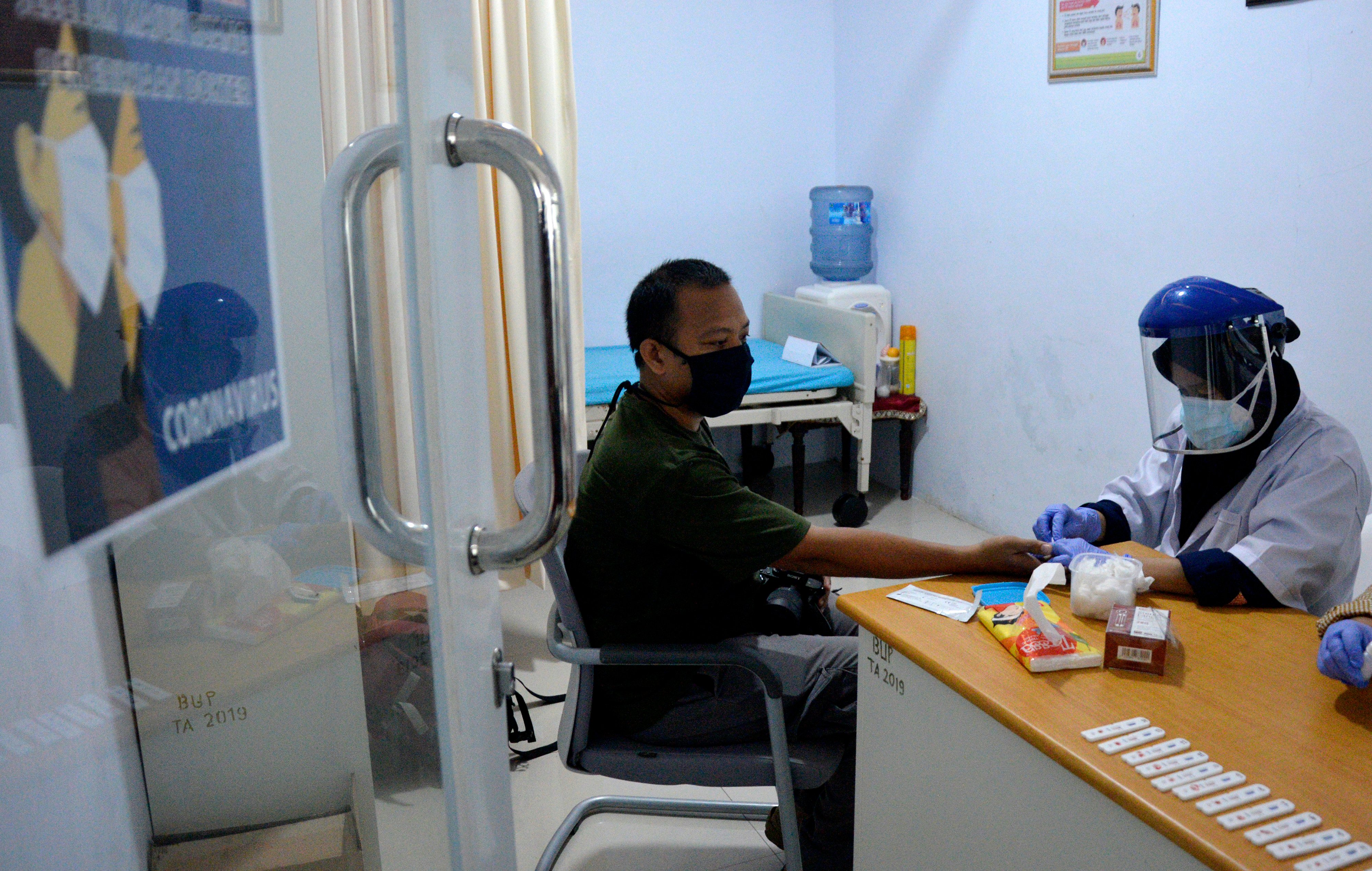 Petugas medis mengambil sampel darah saat Rapid Test di Rumah Jabatan Gubernur Sulsel, Makassar, Sulawesi Selatan, Rabu (15/4).