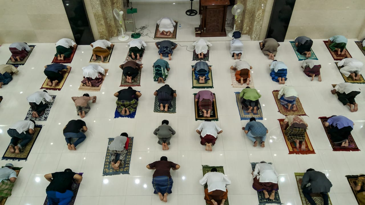 Warga masih menggelar tarawih di Masjid At Taqwa yang berada di tengah Perumahan Duta Kranji, Bekasi Barat, Jawa Barat, hari ini.