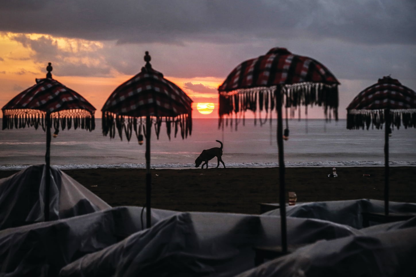 Pantai di kawasan Seminyak, Bali, yang sepi wisatawan akibat pandemi covid-19.