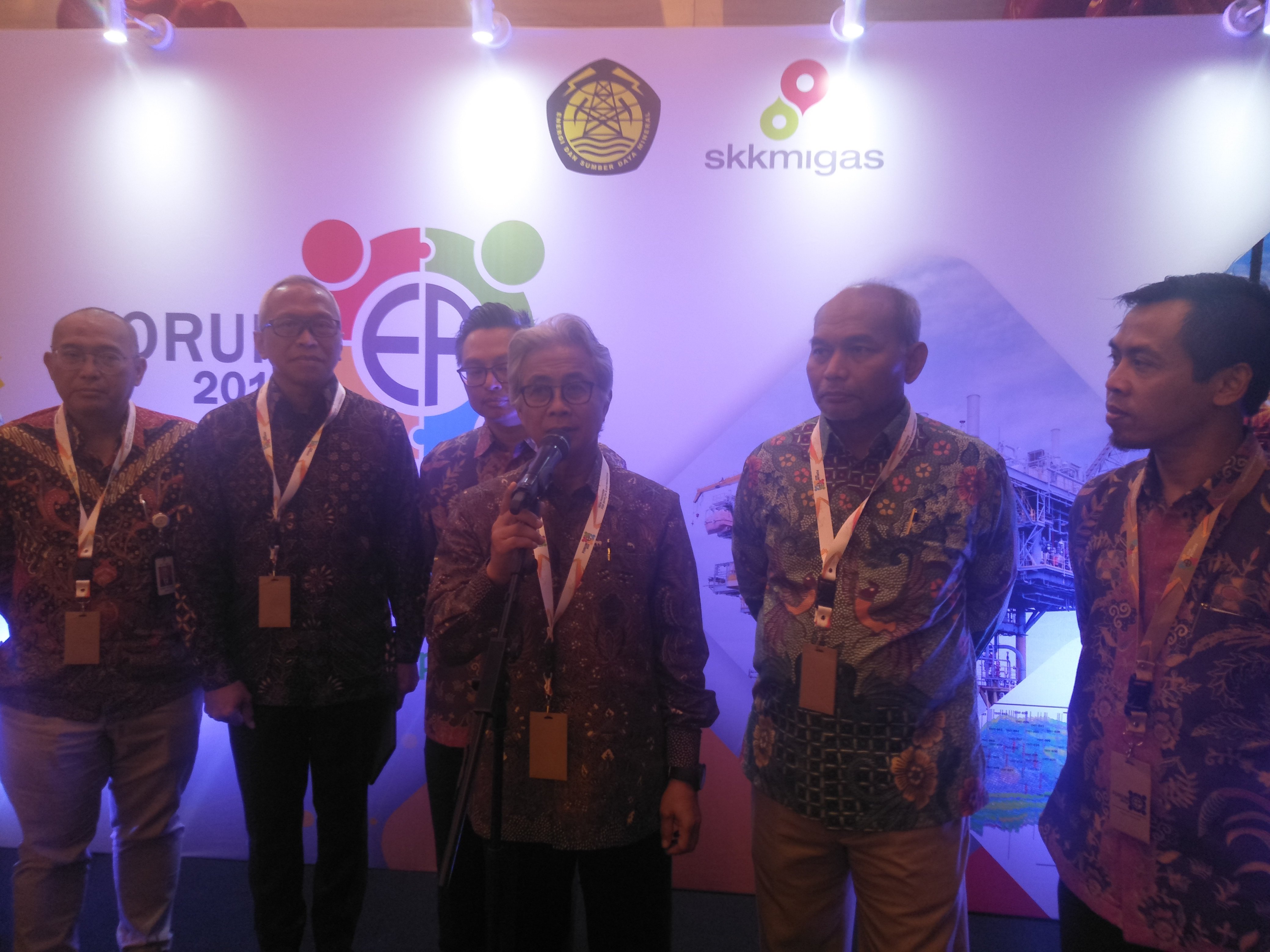 Kepala skk migas dwi soejipto (tengah) saat meninjau pameranteknologi yang digunakan untuk produksi minyak di bandung senin (9/12/2019).