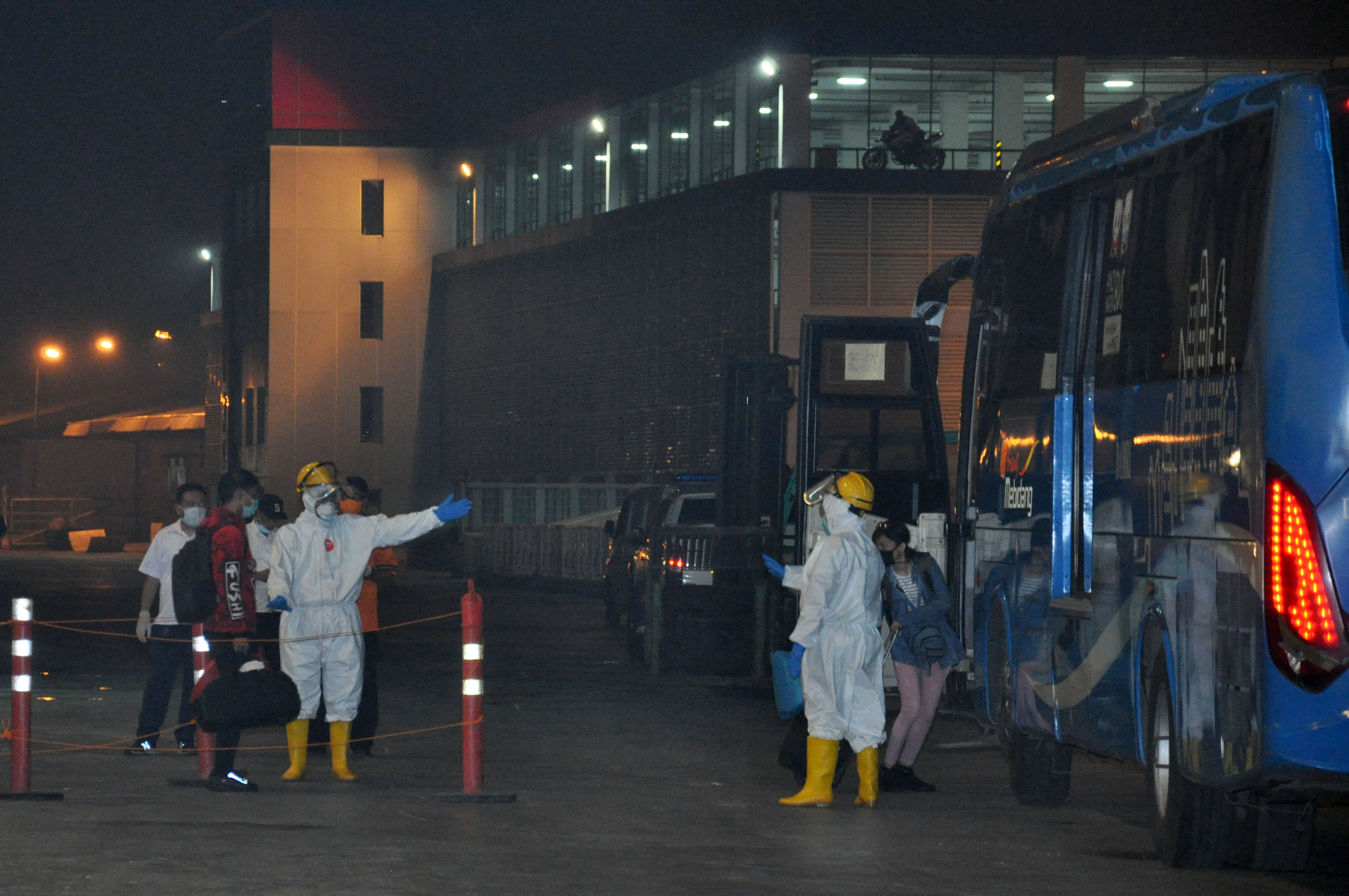 OVID-19 Sumut menyambut penumpang KM Kelud di Pelabuhan Bandar Deli Belawan, Medan (13/4)