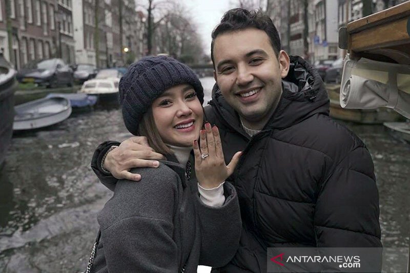 Cita Citata dan Roy Geurtz saat liburan di Belanda.