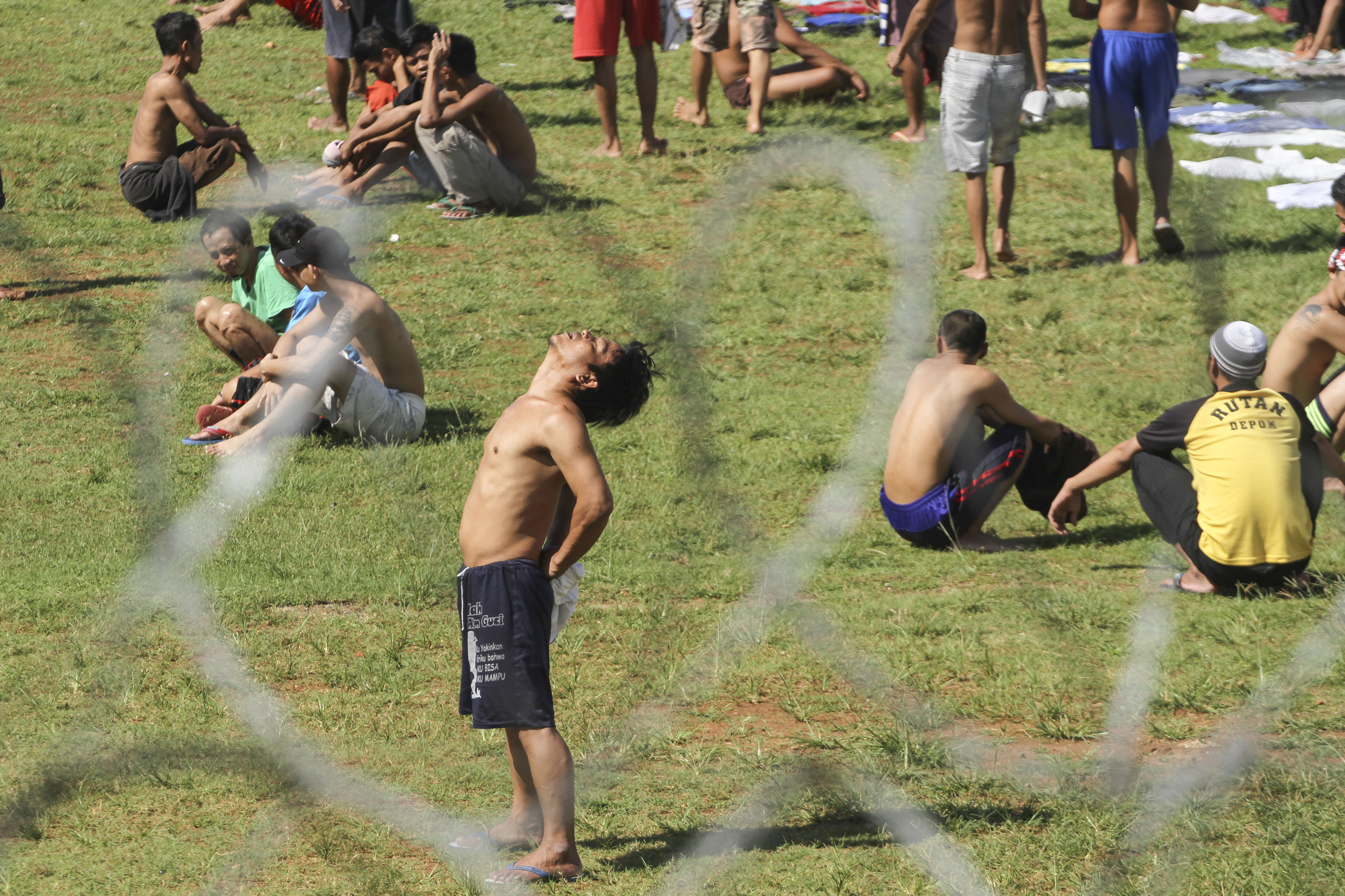 Sejumlah warga binaan berjemur di bawah matahari di Rutan kelas 1, Depok, Jawa Barat, Kamis (2/4).