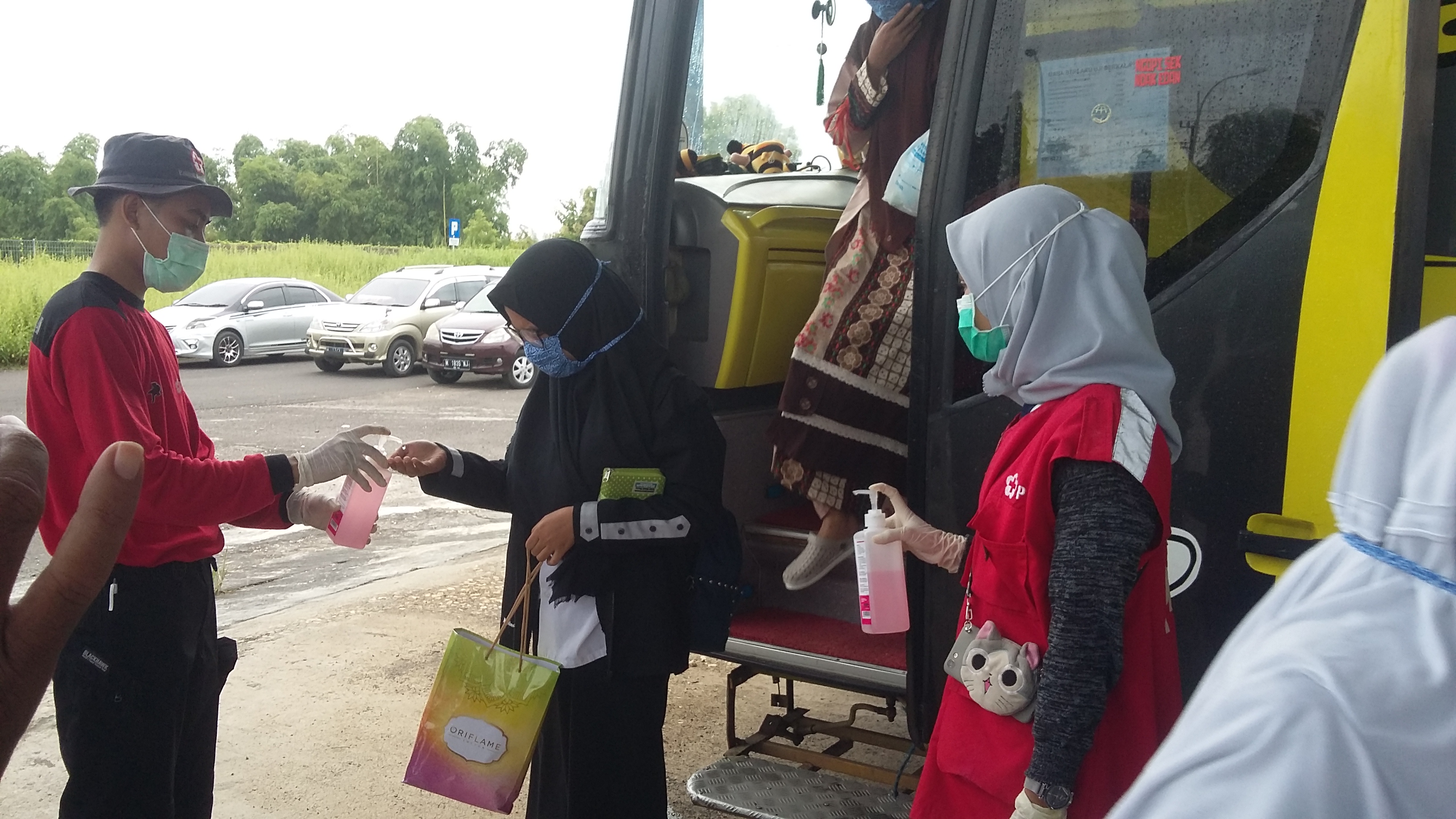 Petugas menyemprotkan hand sanitizer di Terminal Ronggosukowati Pamekasan, Jawa Timur.