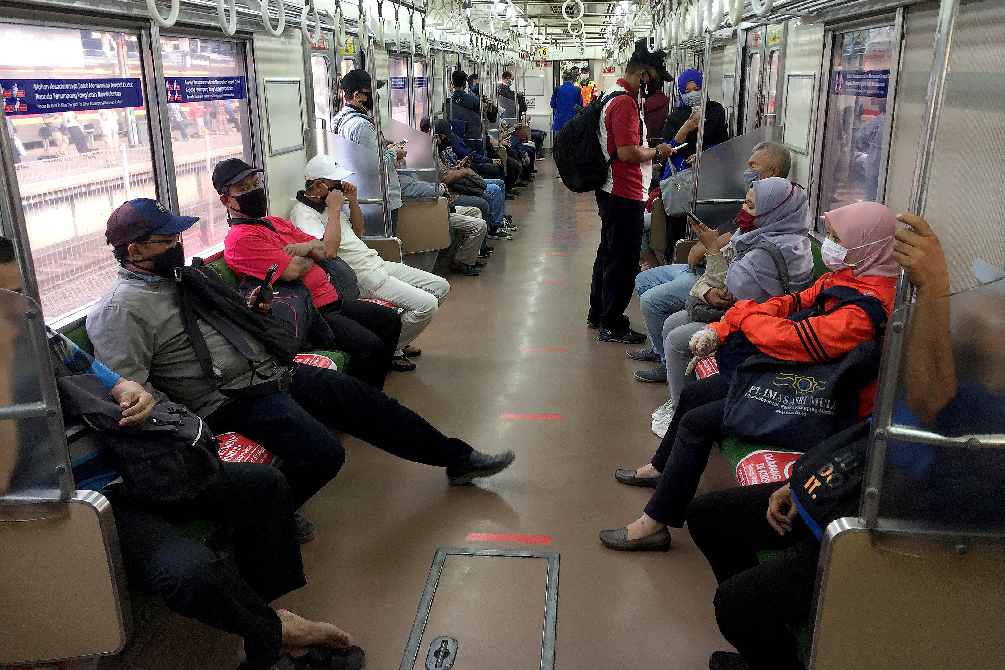  Suasana penumpang di dalam gerbong kereta saat pemberlakuan pembatasan sosial berskala besar (PSBB) di Stasiun Tanah Abang.