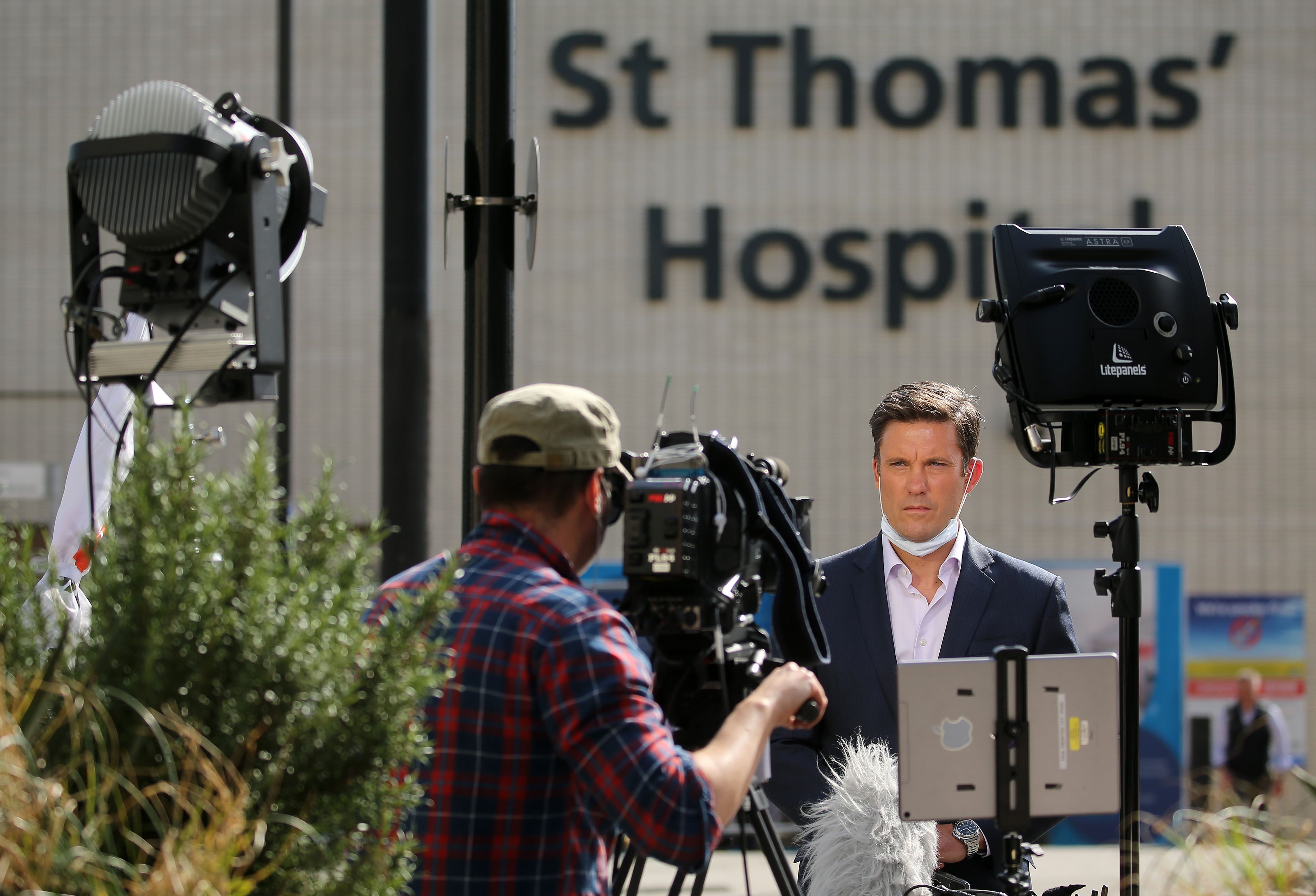Beberapa media internasional sedang menunggu di luar St Thomas' Hospital, London pada 7 April 2020. PM Inggris dirawat di RS ini