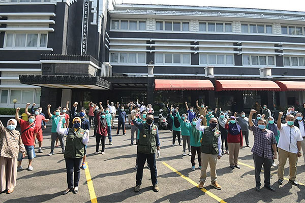Gubernur Jawa Barat Ridwan Kamil (tengah) beserta tim dokter dan para tenaga medis berfoto bersama di depan Hotel Preanger 
