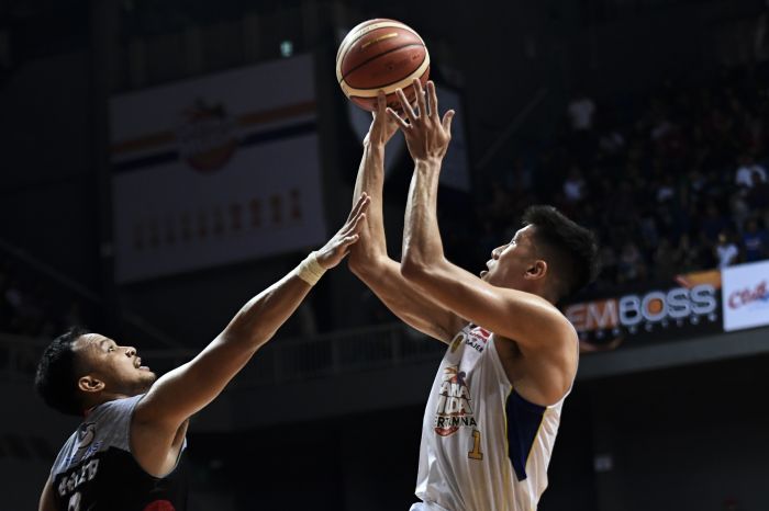 Pemain Terbaik (MVP) Liga Bola Basket Indonesia (IBL) 2018-2019, Kaleb Ramot Gemilang (kiri)