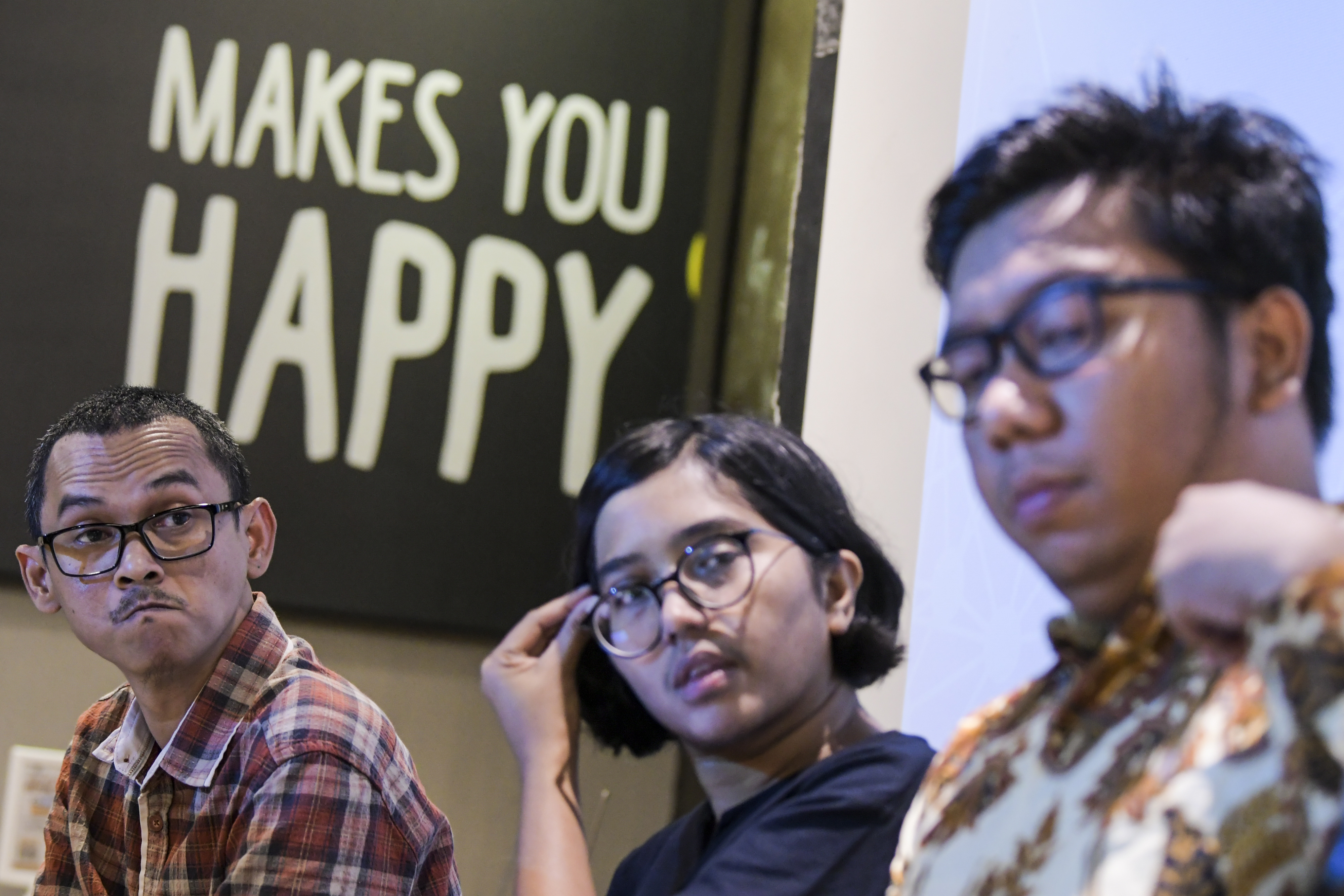 Direktur YLBHI Asfinawati (tengah) menjadi pembicara pada diskusi publik (13/2/2020)