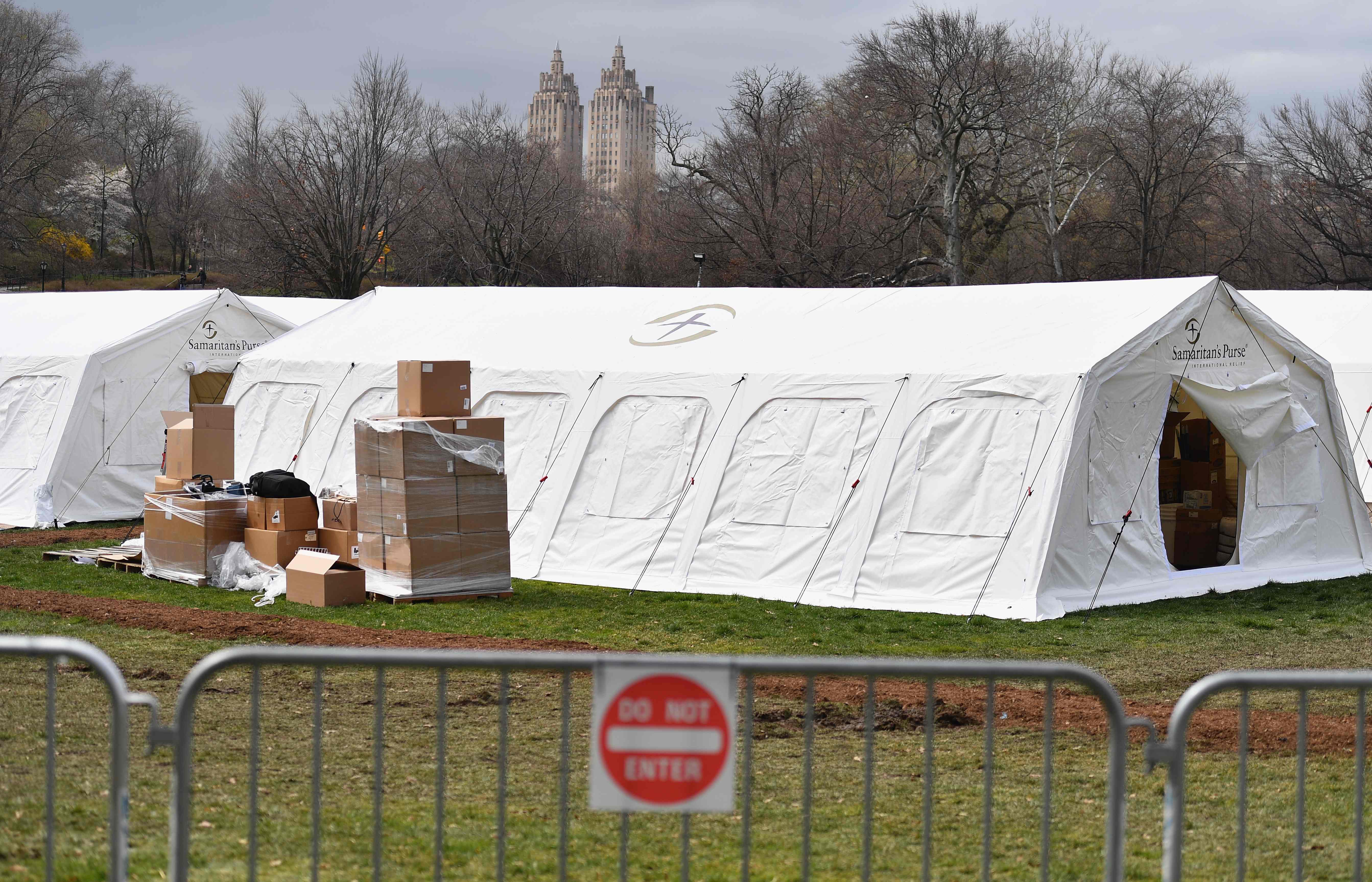 Emergency Field Hospital untuk pasien covid-19 di  Central Park New York, selasa (31/3)
