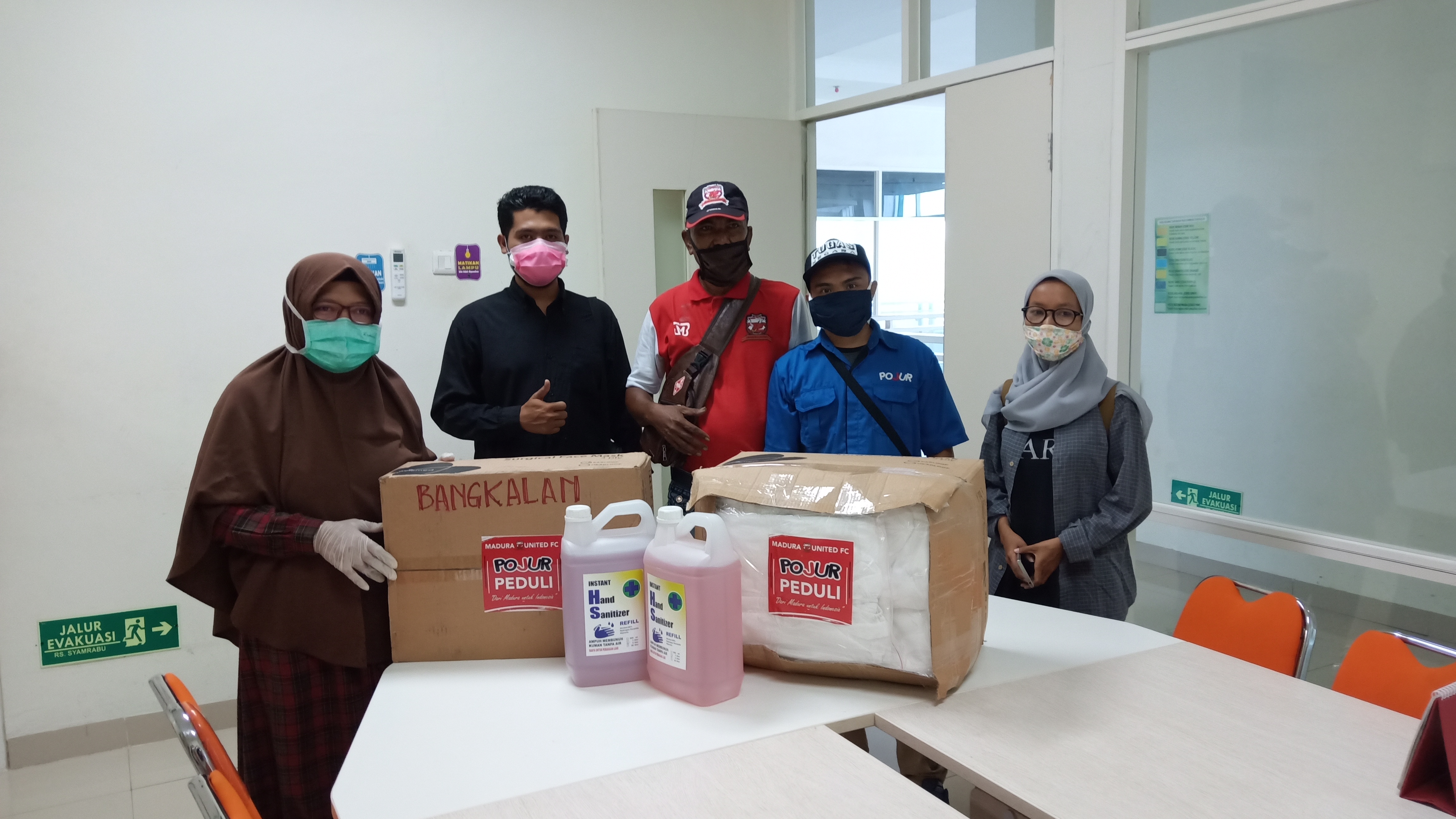 Yayasan Madura Peduli menyerahkan bantuan paket APD dan hand sanitizer untuk tim medis di RSUD Syamrabu Bangkalan. 