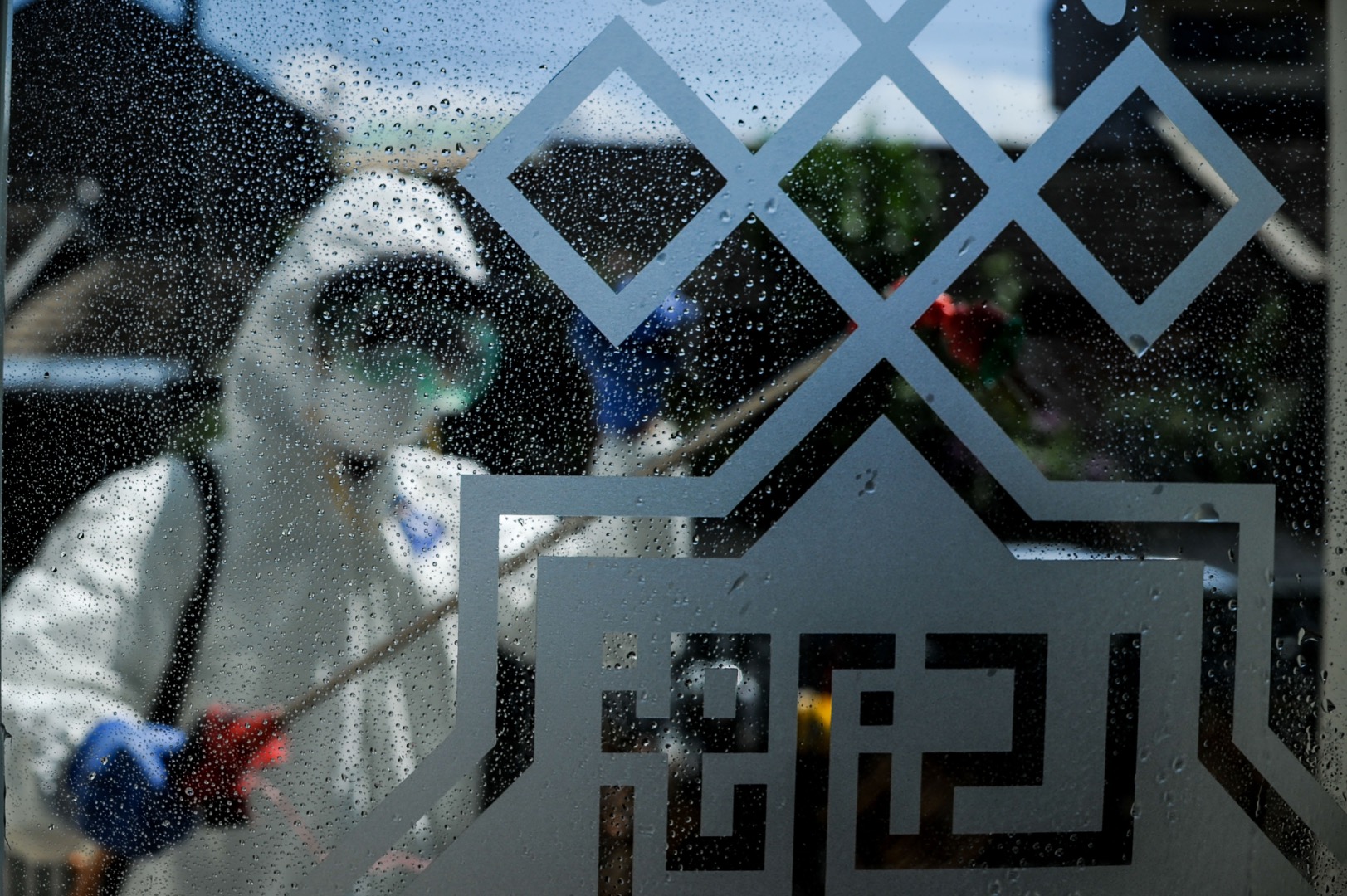 Petugas menyemprotkan cairan disinfektan di Masjid Agung Cimahi Utara, Jawa Barat, Selasa (17/3/2020). 
