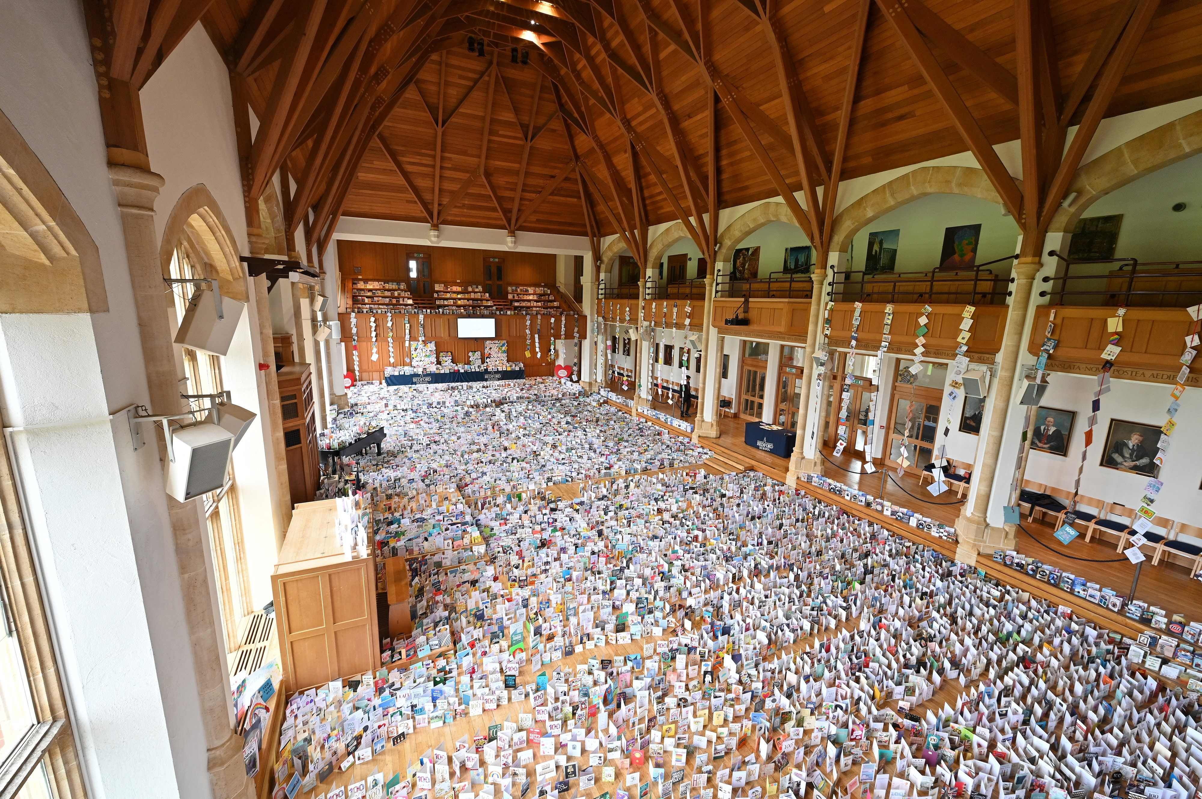 Sebnyak 125 ribu kartu ucapan selamat ulang tahun dikirimkan untuk Kapten Tom Moore yang merayakan ulang tahun ke-100.