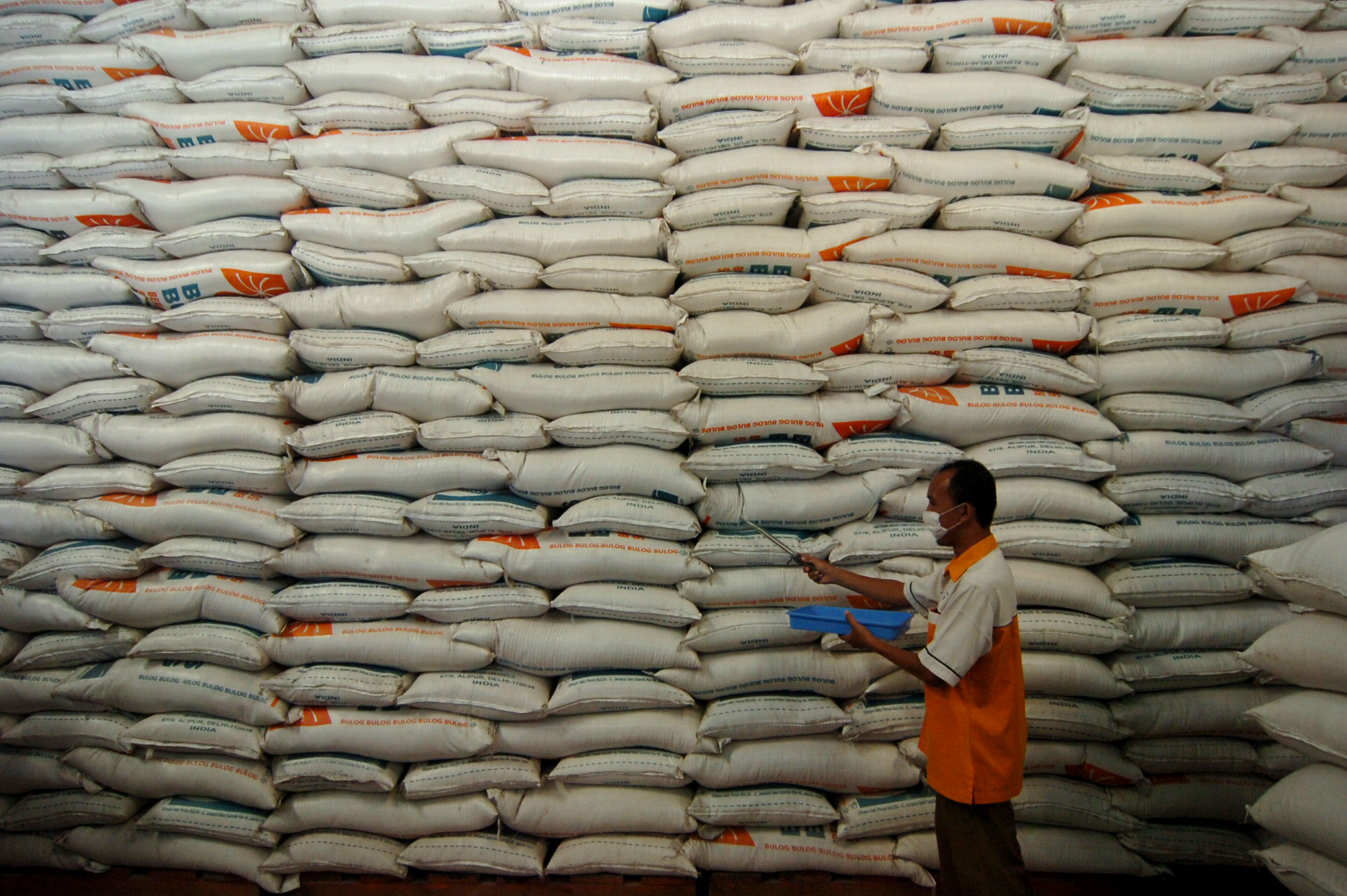 Pekerja memeriksa kualitas beras di Gudang Perum Bulog Sub Divre Pekalongan, Desa Munjung Agung, Tegal, Jawa Tengah, Selasa (7/4).