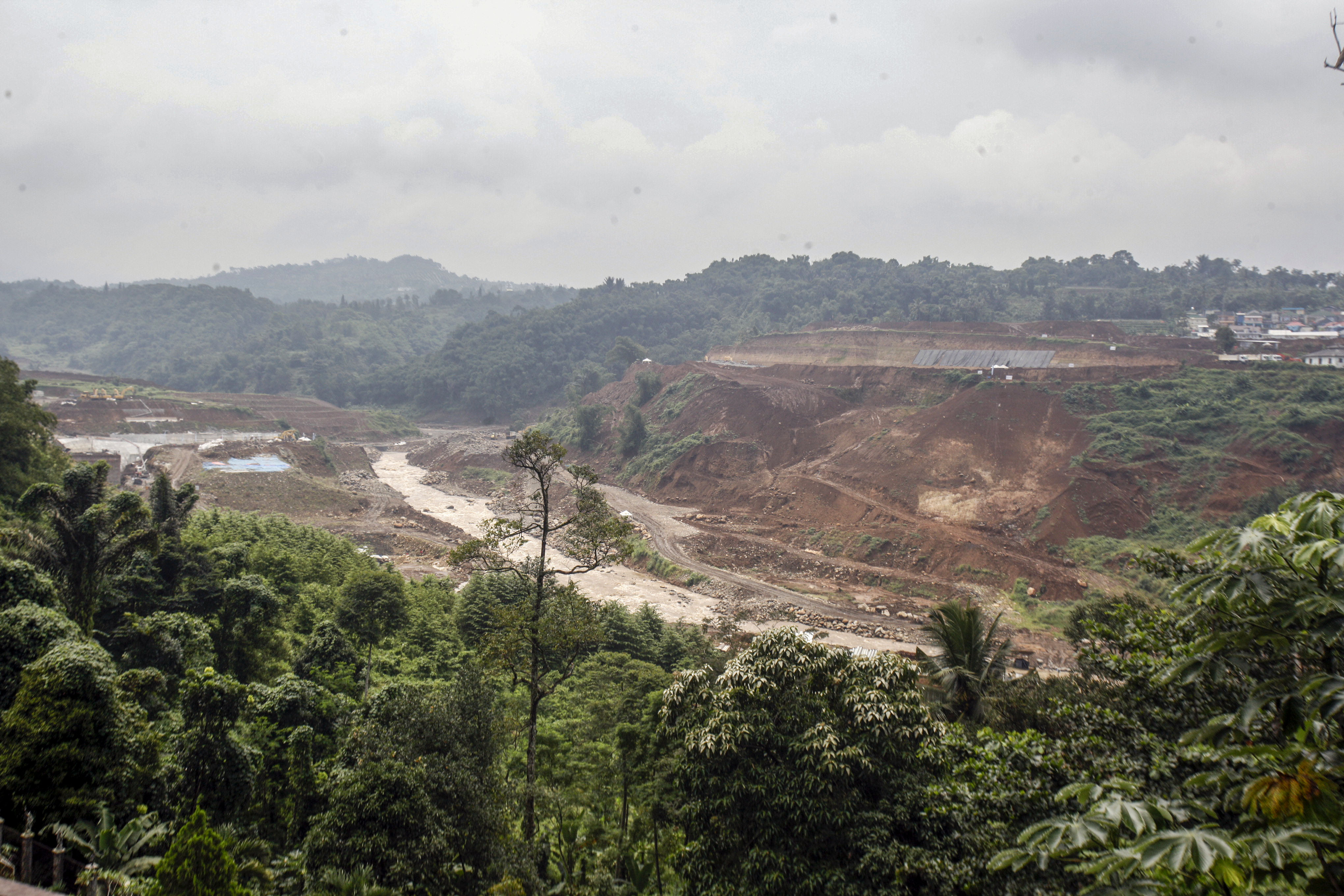 Suasana pembangunan proyek Bendungan Ciawi-Sukamahi di Ciawi, Bogor, Jawa Barat, Senin (2/3/2020).