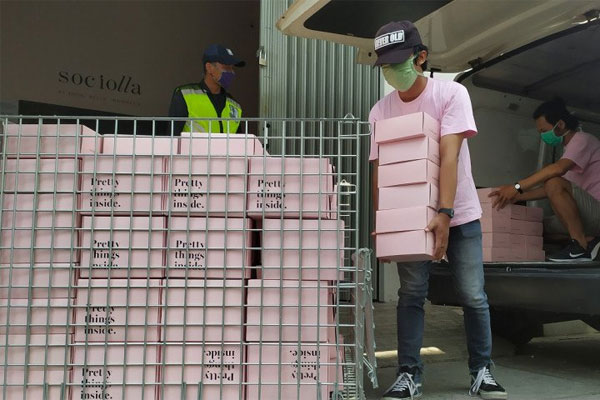 Penyaluran 1.000 bingkisan care package dari Social Bella kepada tenaga medis.  