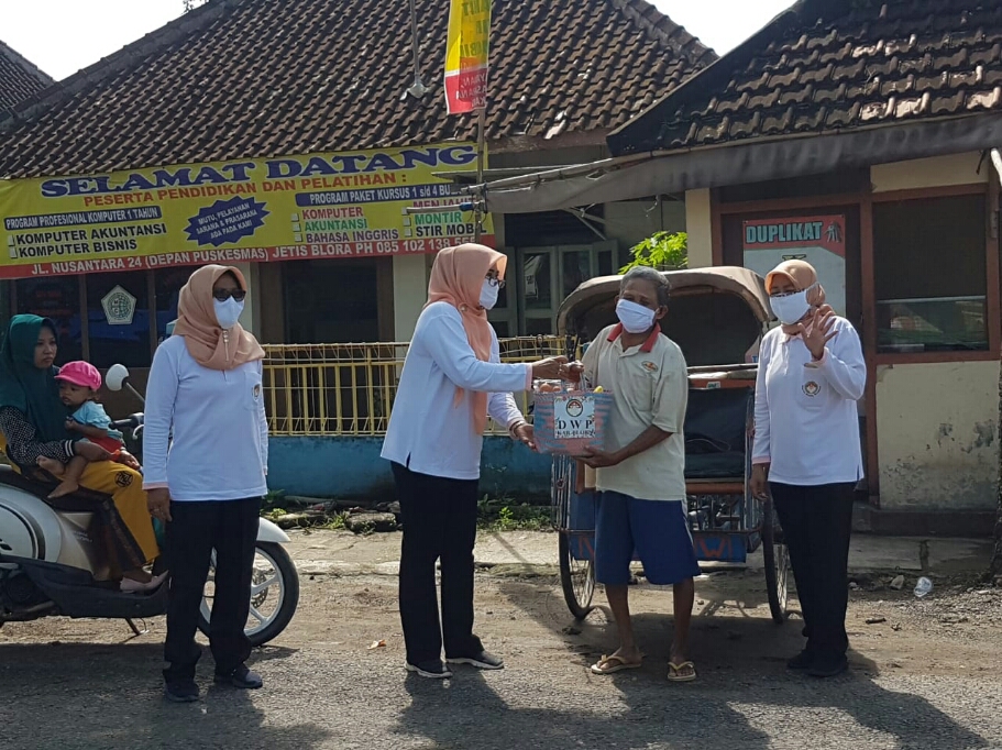 DWP Kabupaten Blora memberikan sembako kepada tukang becak, Kamis (9/4/2020).