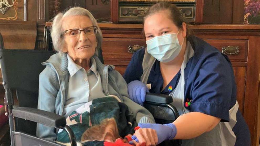 Connie Titchen (kiri) dan perawat Kelly Smith,