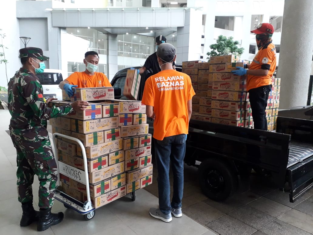 Bantuan logistik untuk tenaga medis tiba di  di Rumah Sakit (RS) Darurat Covid-19 Wisma Atlet, Kemayoran, Jakarta Utara, Selasa (31/3).  