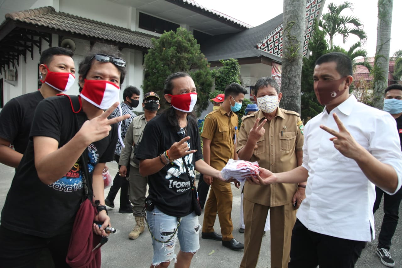 Komunitas Slankers Siantar-Simalungun menyerahkan bantuan masker kepada Wali Kota Pematangsiantar, Herfriansyah, Senin (20/4/2020).