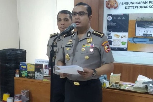 Kepala Bagian Penerangan Umum Polri Kombes Pol Asep Adisaputra (kanan). 