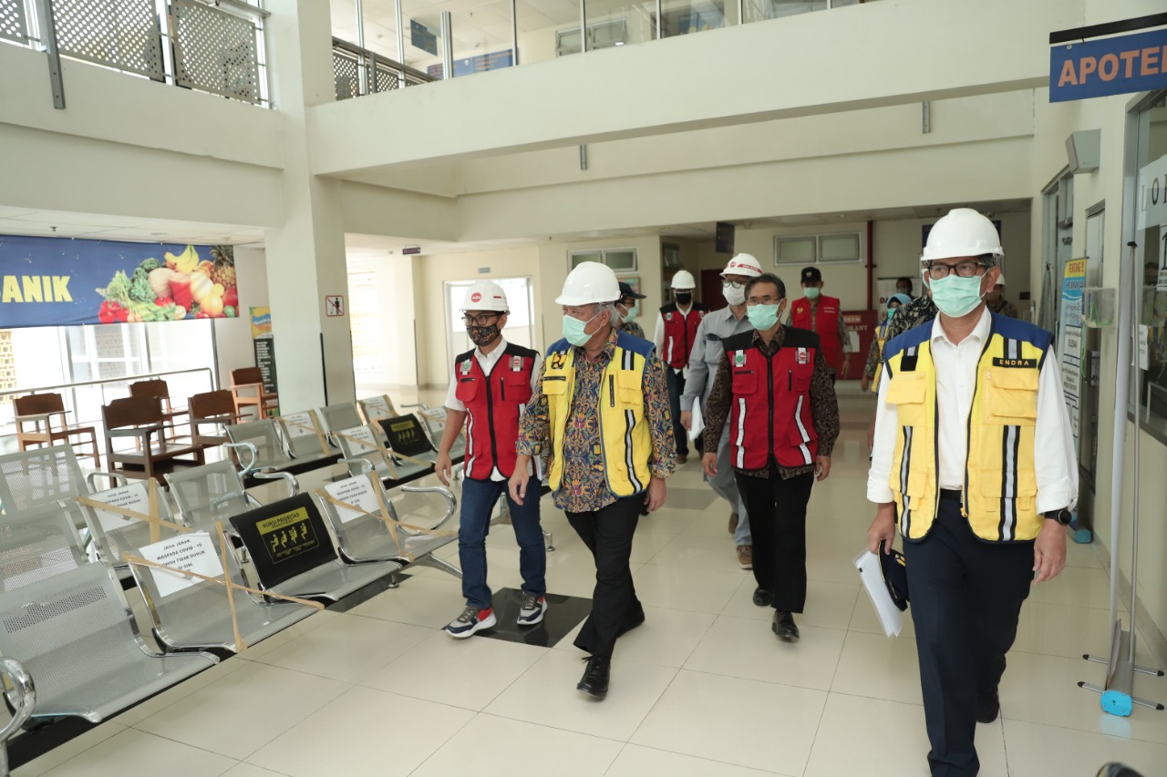 Menteri PUPR Basuki Hadimoeljono meninjau pembangunan gedung RSA UGM, Rabu (29/4).