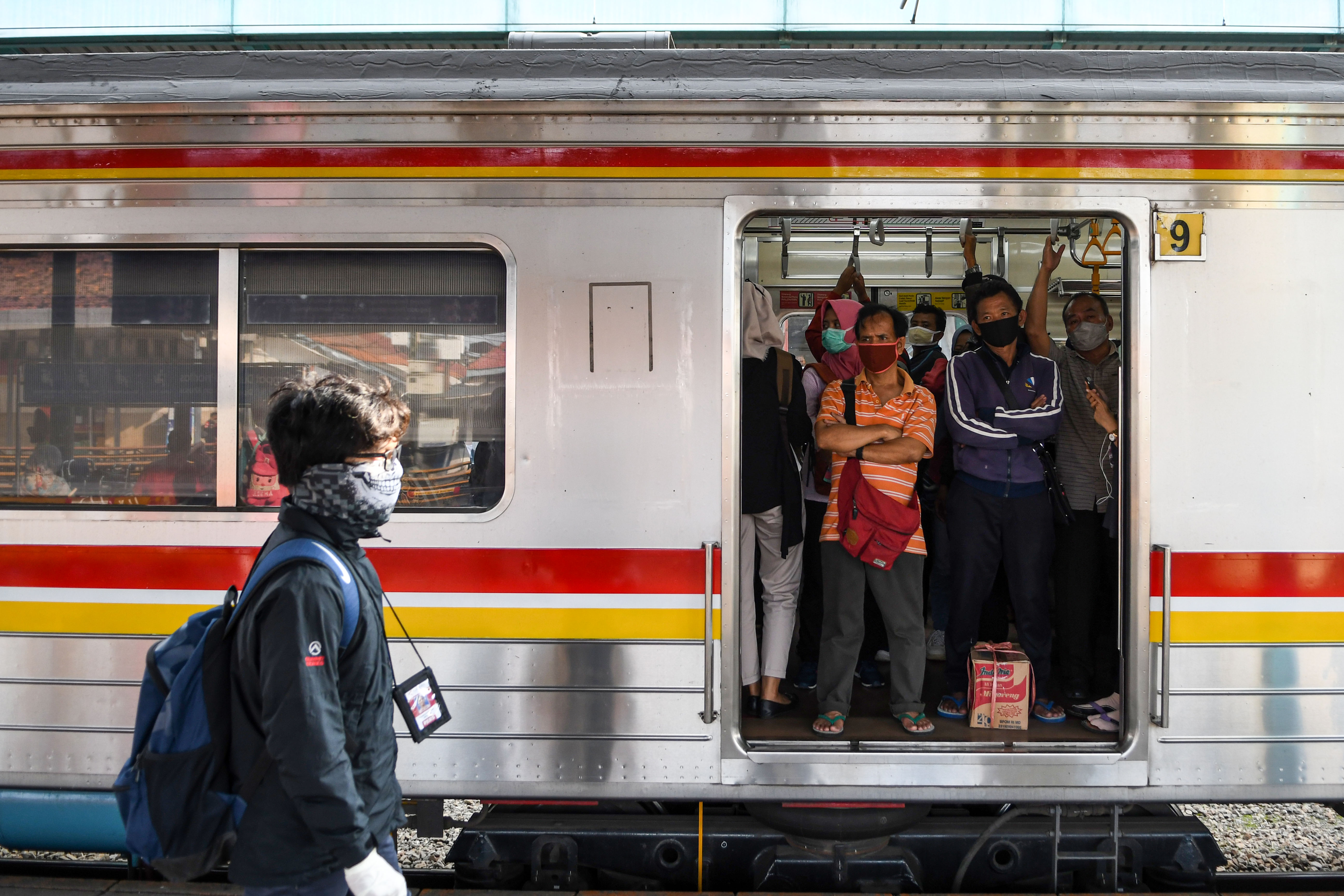 Penumpang masih ramai naik KRL di Stasiun Manggarai saat hari kelima PSBB di DKI Jakarta.